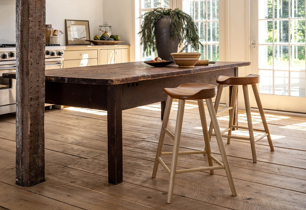 Tabouret Haut – Le Tabouret Haut s’inspire de la pureté et de l’austérité du travail traditionnel.