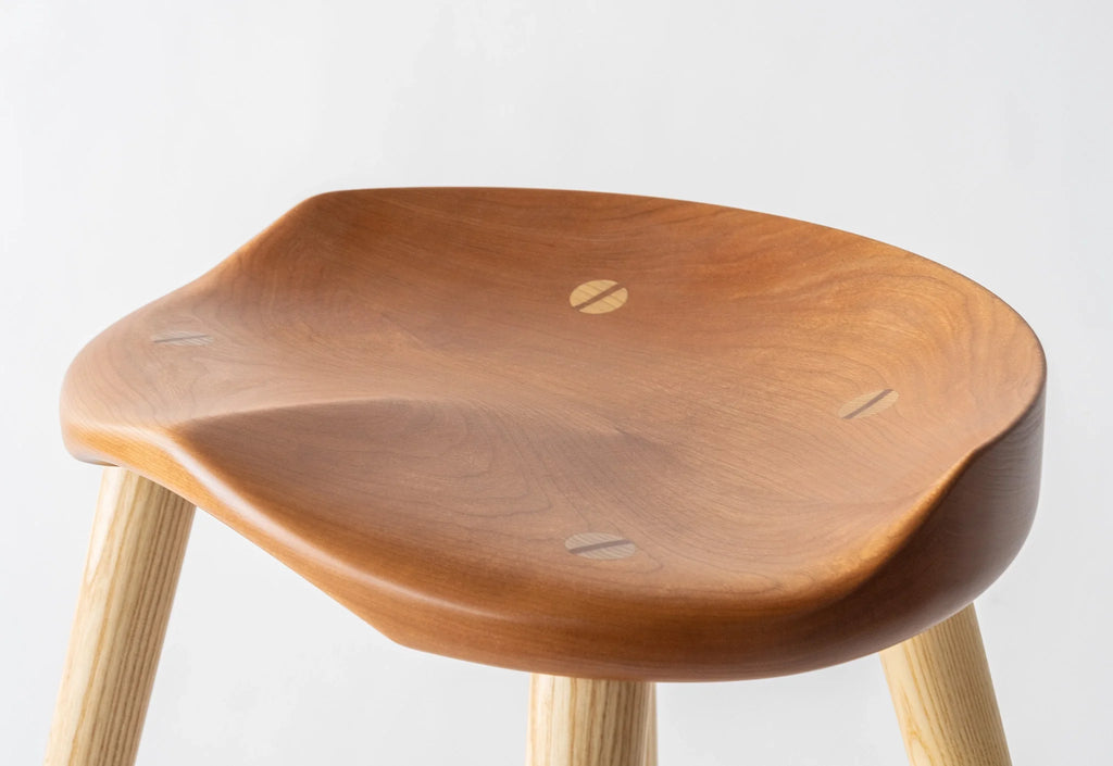 Tabouret Haut – Le Tabouret Haut s’inspire de la pureté et de l’austérité du travail traditionnel.