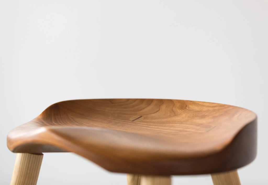 Tabouret Haut – Le Tabouret Haut s’inspire de la pureté et de l’austérité du travail traditionnel.