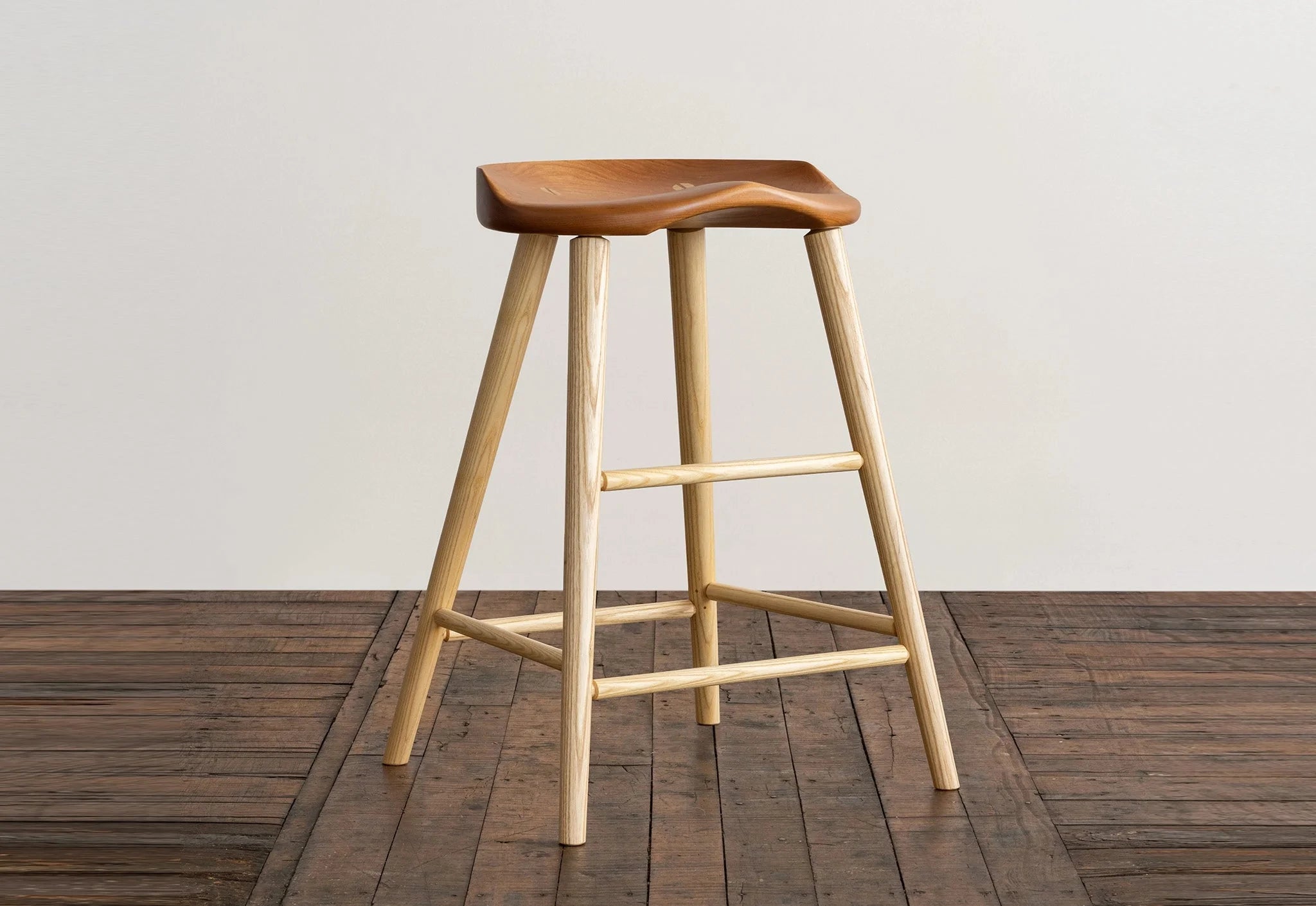 Tabouret Haut – Le Tabouret Haut s’inspire de la pureté et de l’austérité du travail traditionnel.