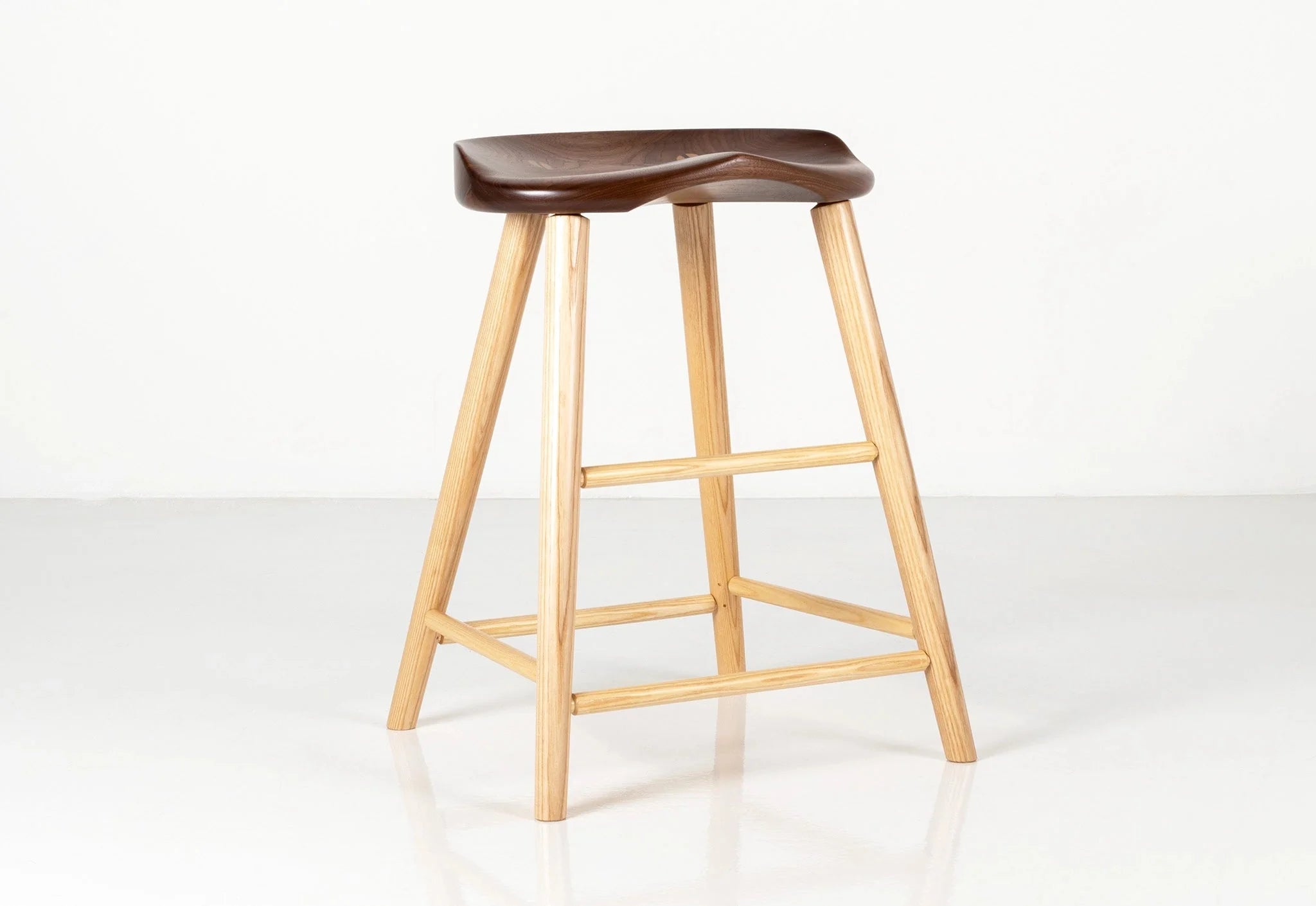 Tabouret Haut – Le Tabouret Haut s’inspire de la pureté et de l’austérité du travail traditionnel.