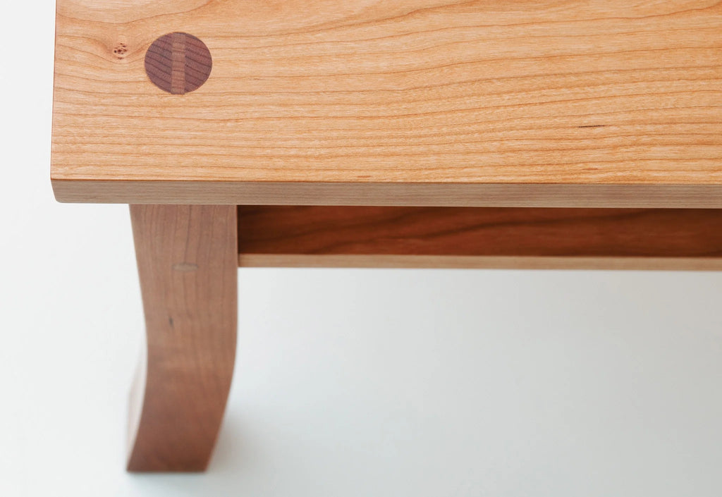 Table Basse - La table basse utilise des assemblages traditionnels, avec des tenons traversants clavetés formant une jonction visible