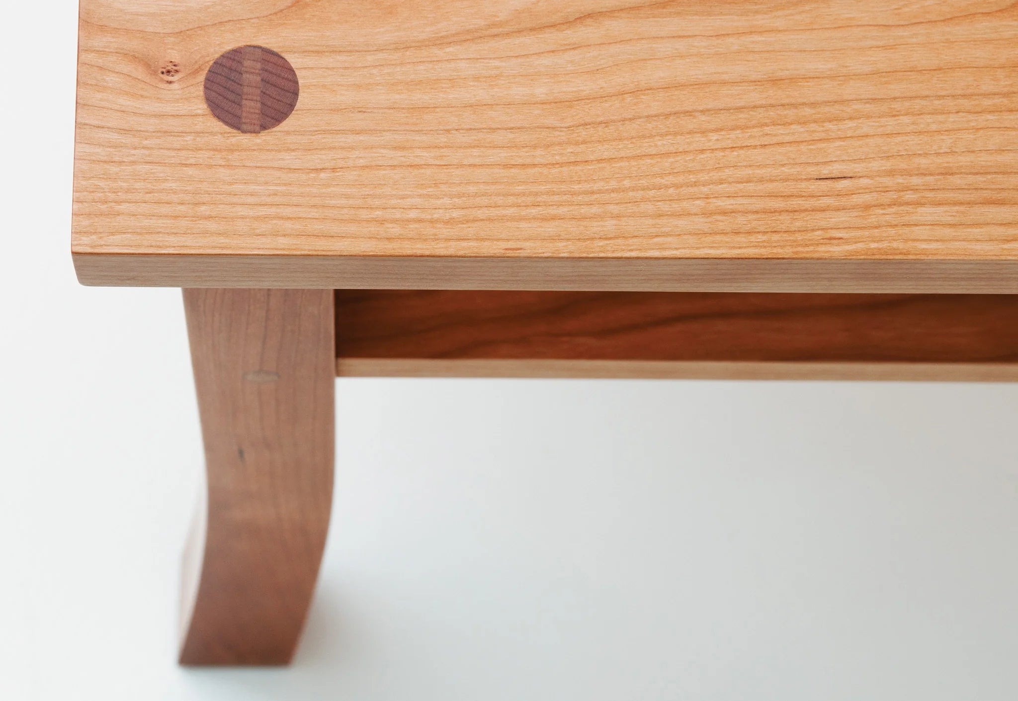Table Basse - La table basse utilise des assemblages traditionnels, avec des tenons traversants clavetés formant une jonction visible