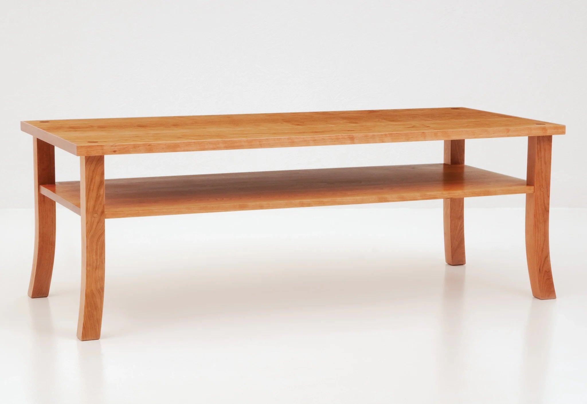 Table Basse - La table basse utilise des assemblages traditionnels, avec des tenons traversants clavetés formant une jonction visible