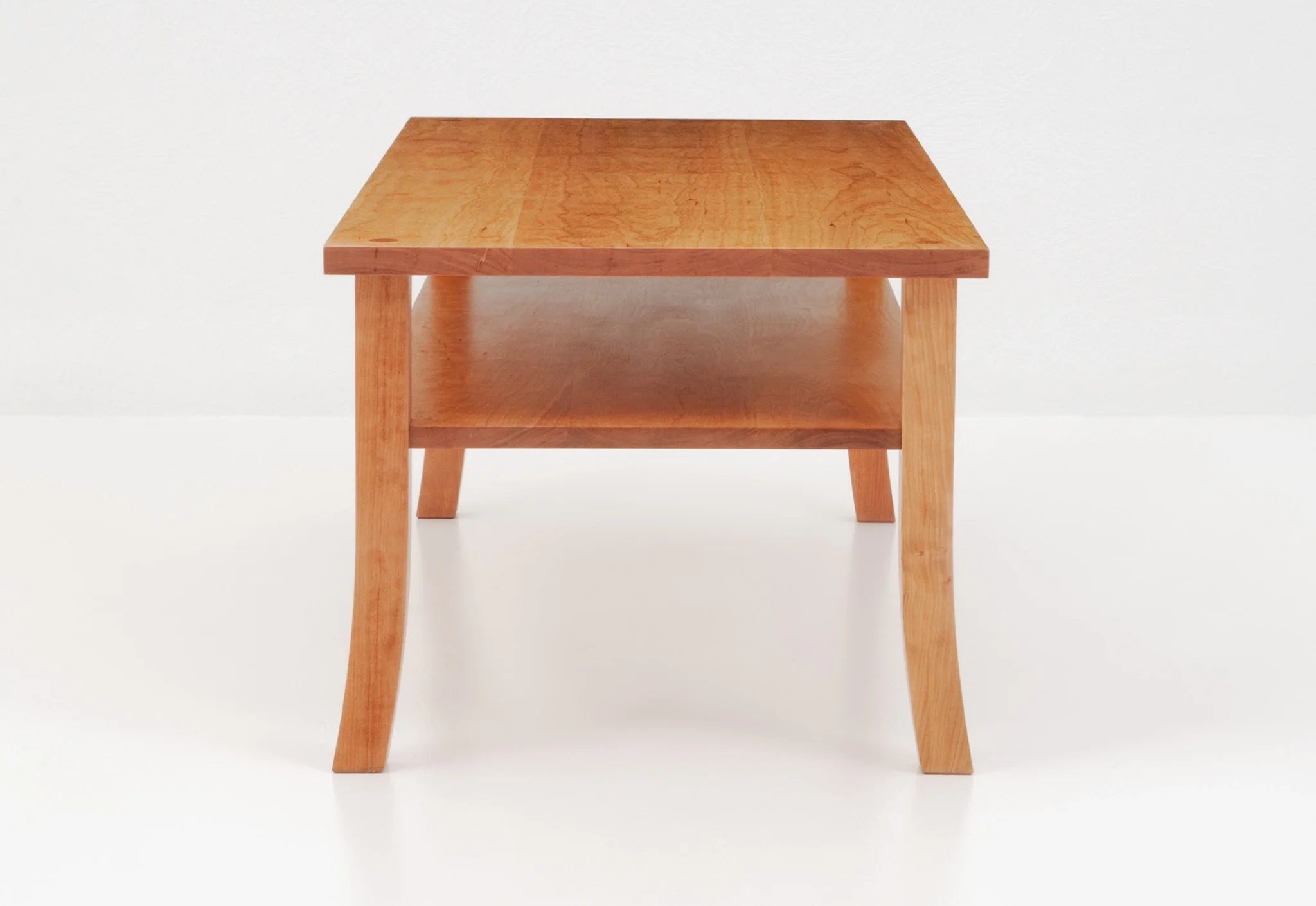 Table Basse - La table basse utilise des assemblages traditionnels, avec des tenons traversants clavetés formant une jonction visible