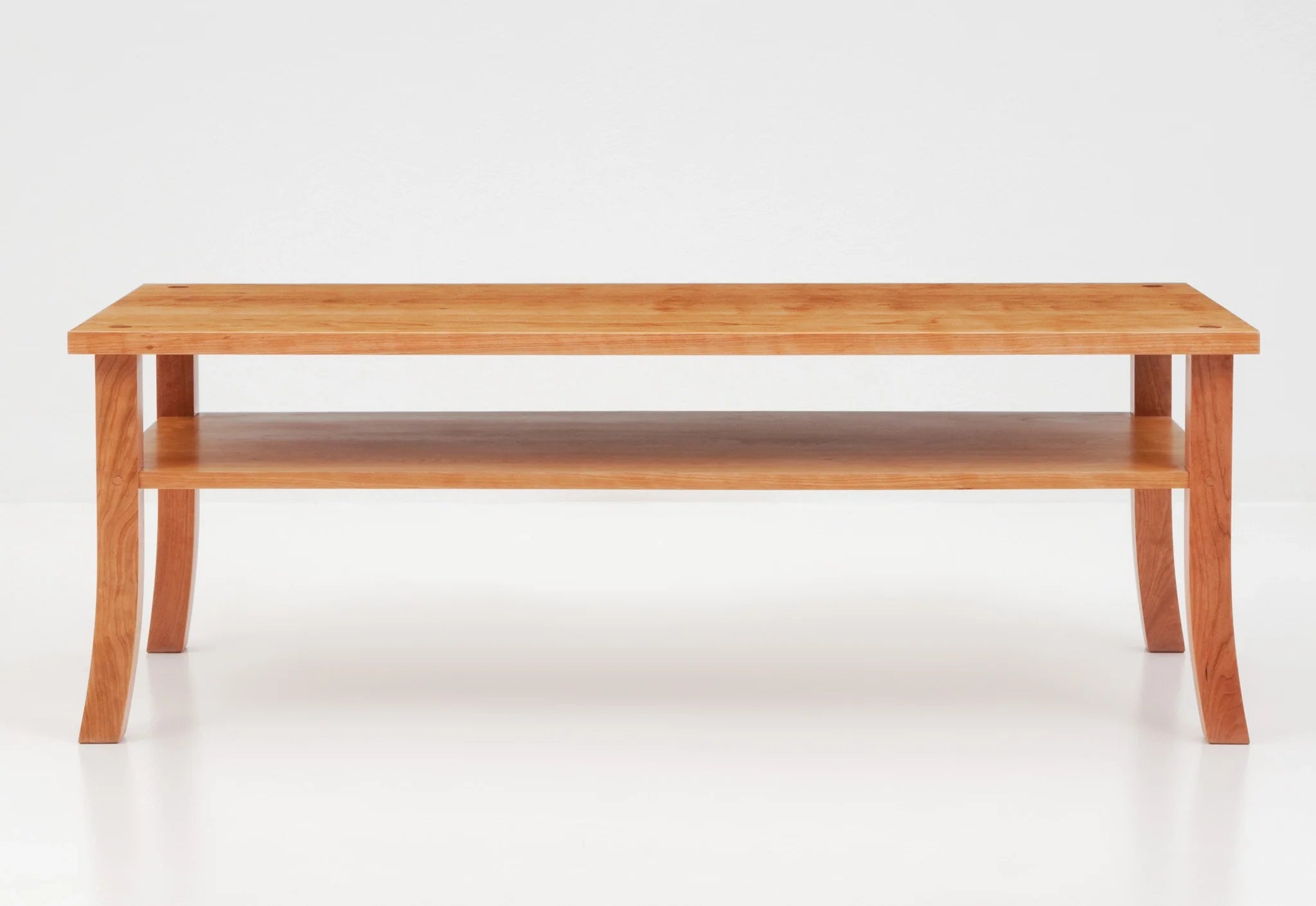 Table Basse - La table basse utilise des assemblages traditionnels, avec des tenons traversants clavetés formant une jonction visible
