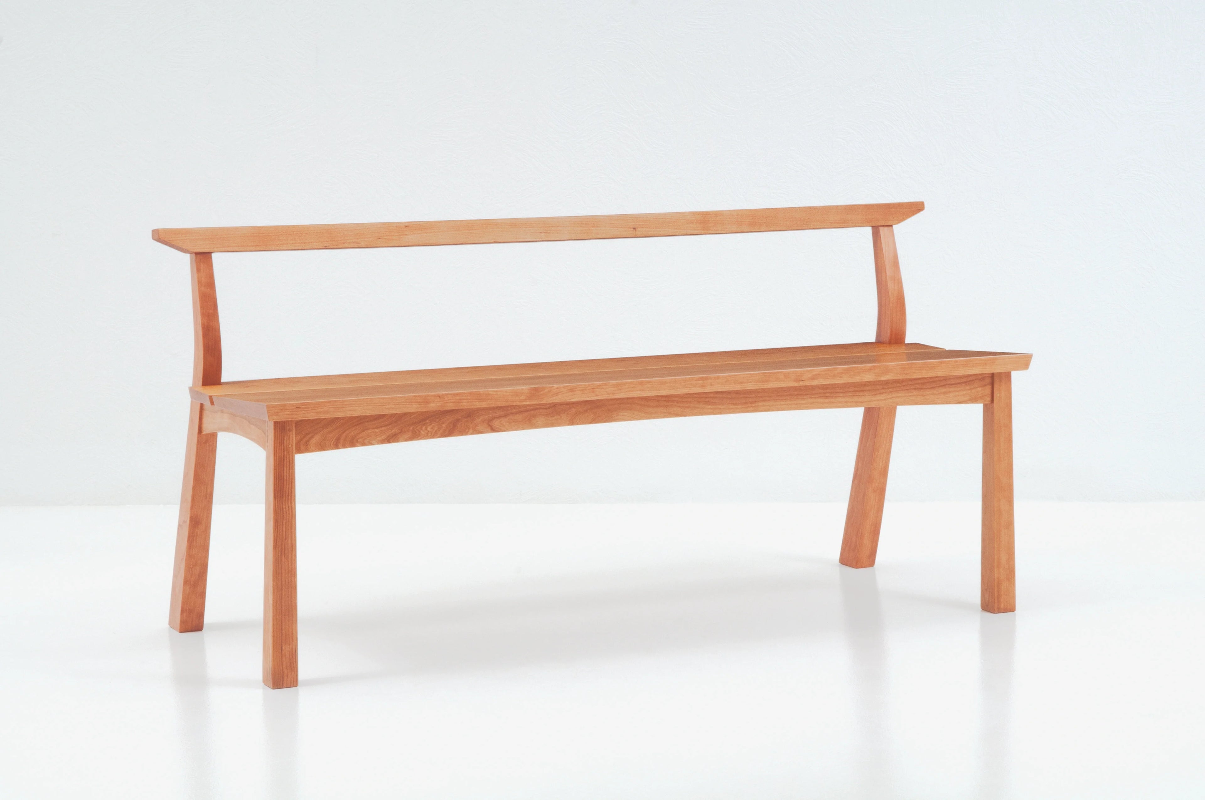 Banc - Tel un caractère calligraphique exprimé dans le bois, le banc ne cache pas son influence asiatique, avec