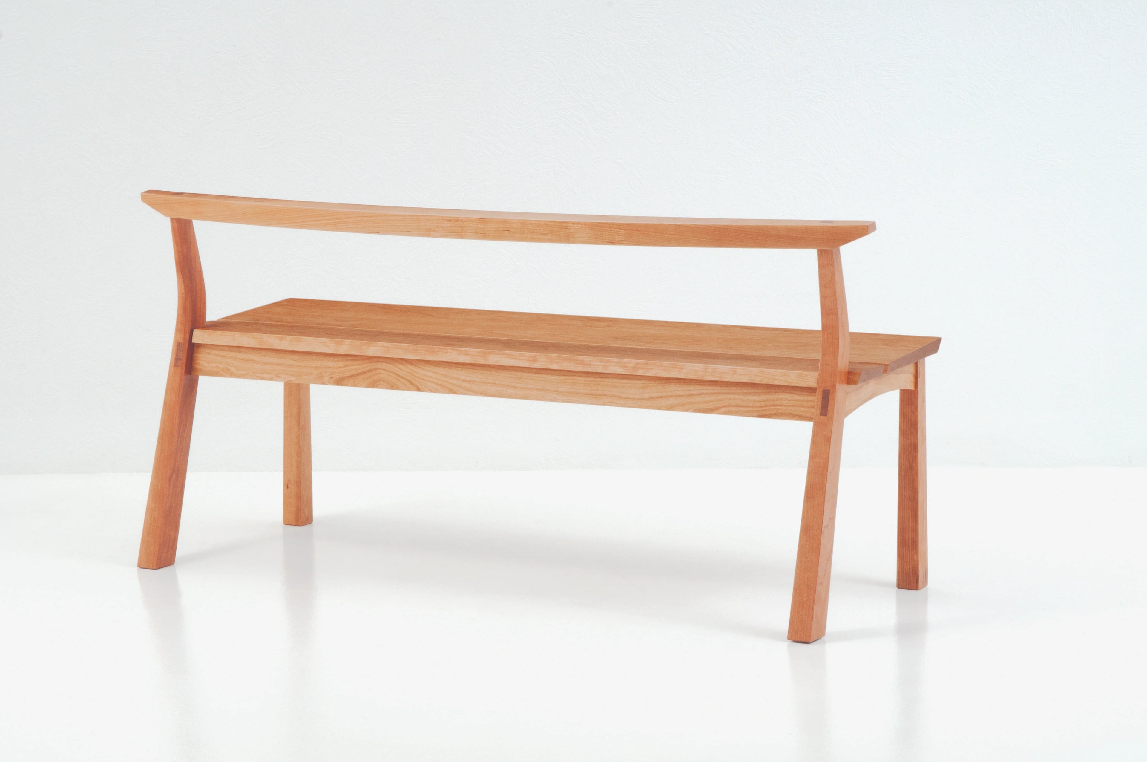 Banc - Tel un caractère calligraphique exprimé dans le bois, le banc ne cache pas son influence asiatique, avec