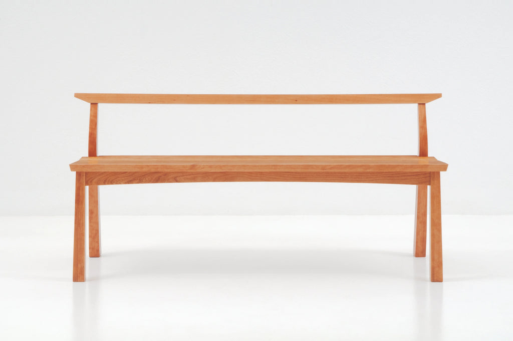 Banc - Tel un caractère calligraphique exprimé dans le bois, le banc ne cache pas son influence asiatique, avec