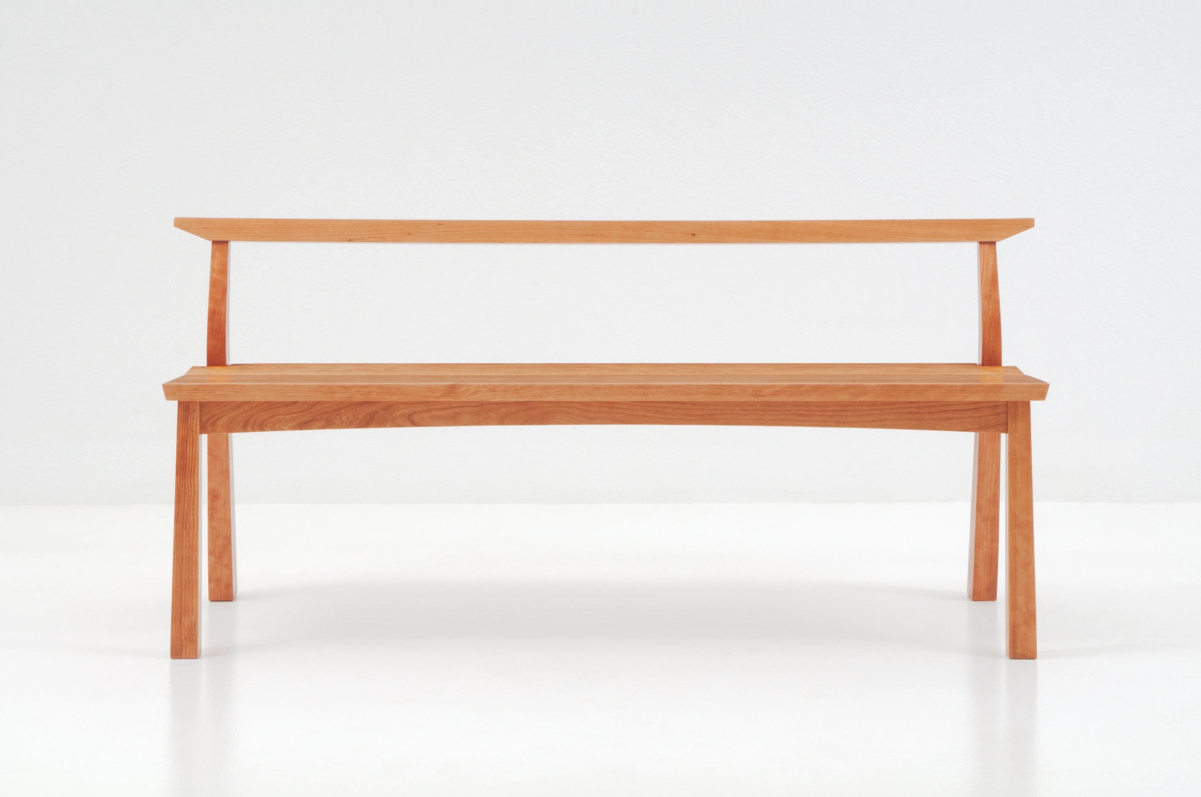 Banc - Tel un caractère calligraphique exprimé dans le bois, le banc ne cache pas son influence asiatique, avec
