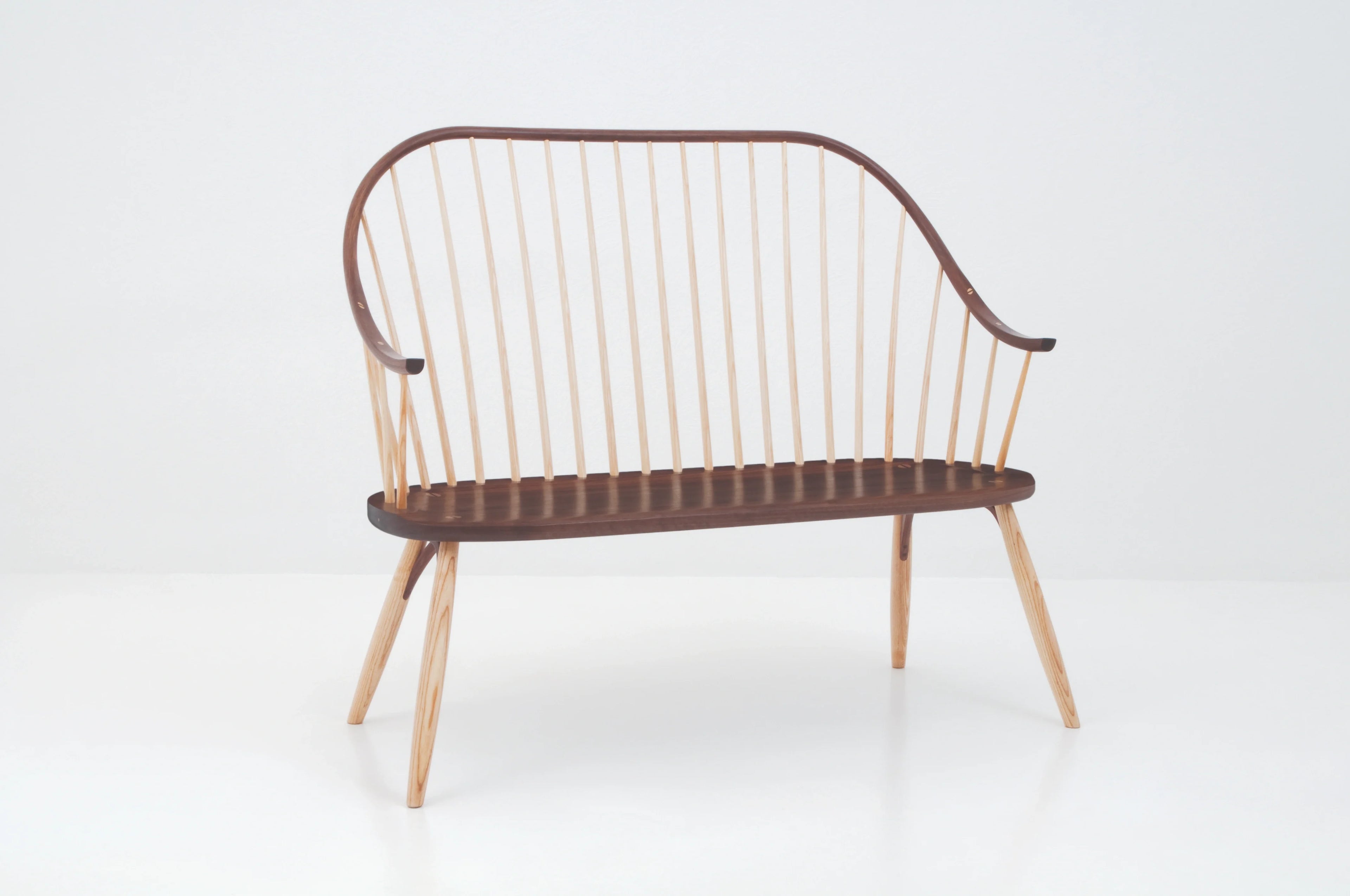 Banc avec accoudoirs – Conçu pour offrir le confort de la chaise dans une configuration pour deux personnes, le banc avec accoudoirs présente le même