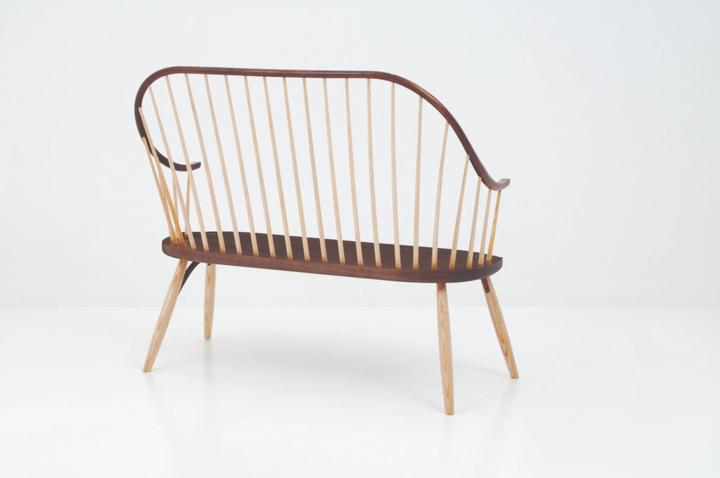 Banc avec accoudoirs – Conçu pour offrir le confort de la chaise dans une configuration pour deux personnes, le banc avec accoudoirs présente le même