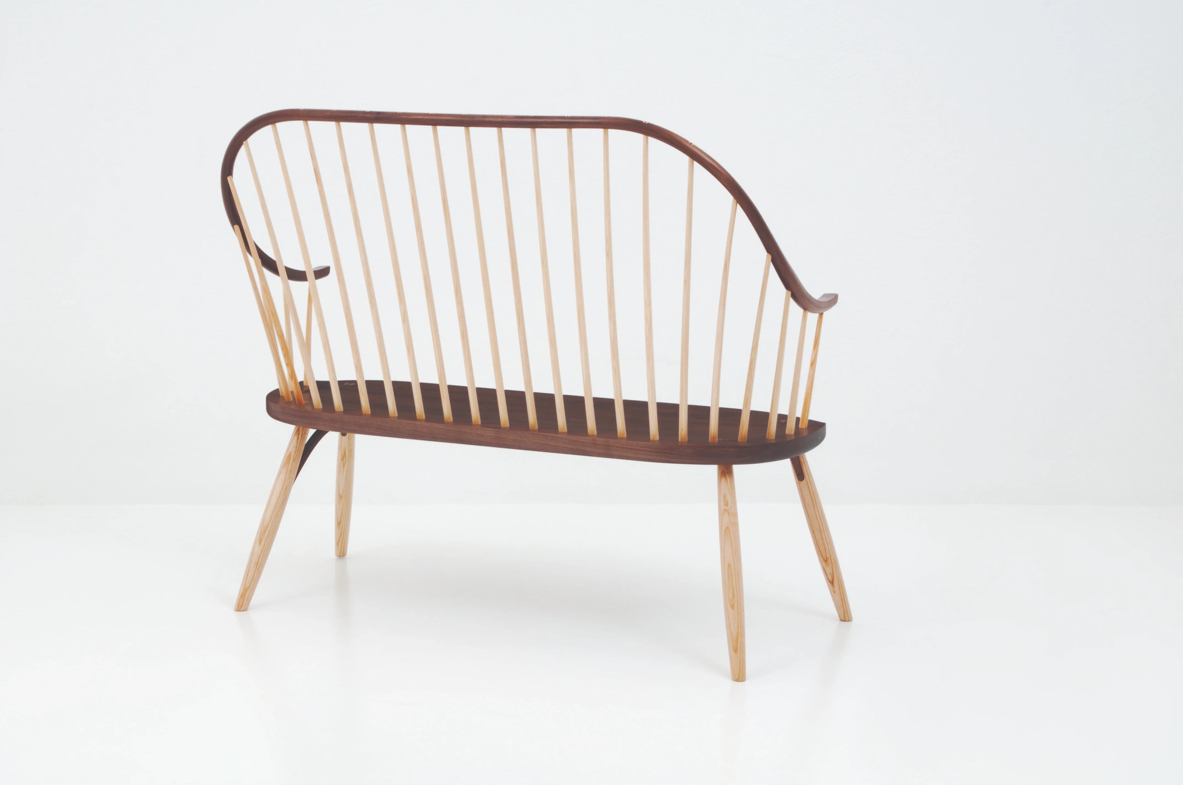 Banc avec accoudoirs – Conçu pour offrir le confort de la chaise dans une configuration pour deux personnes, le banc avec accoudoirs présente le même