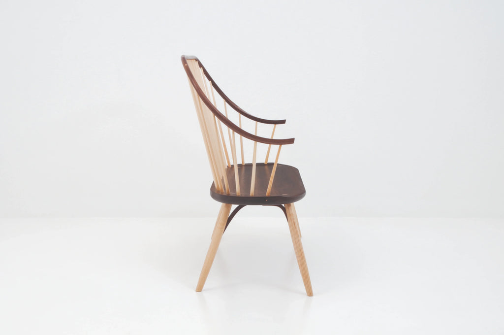Banc avec accoudoirs – Conçu pour offrir le confort de la chaise dans une configuration pour deux personnes, le banc avec accoudoirs présente le même