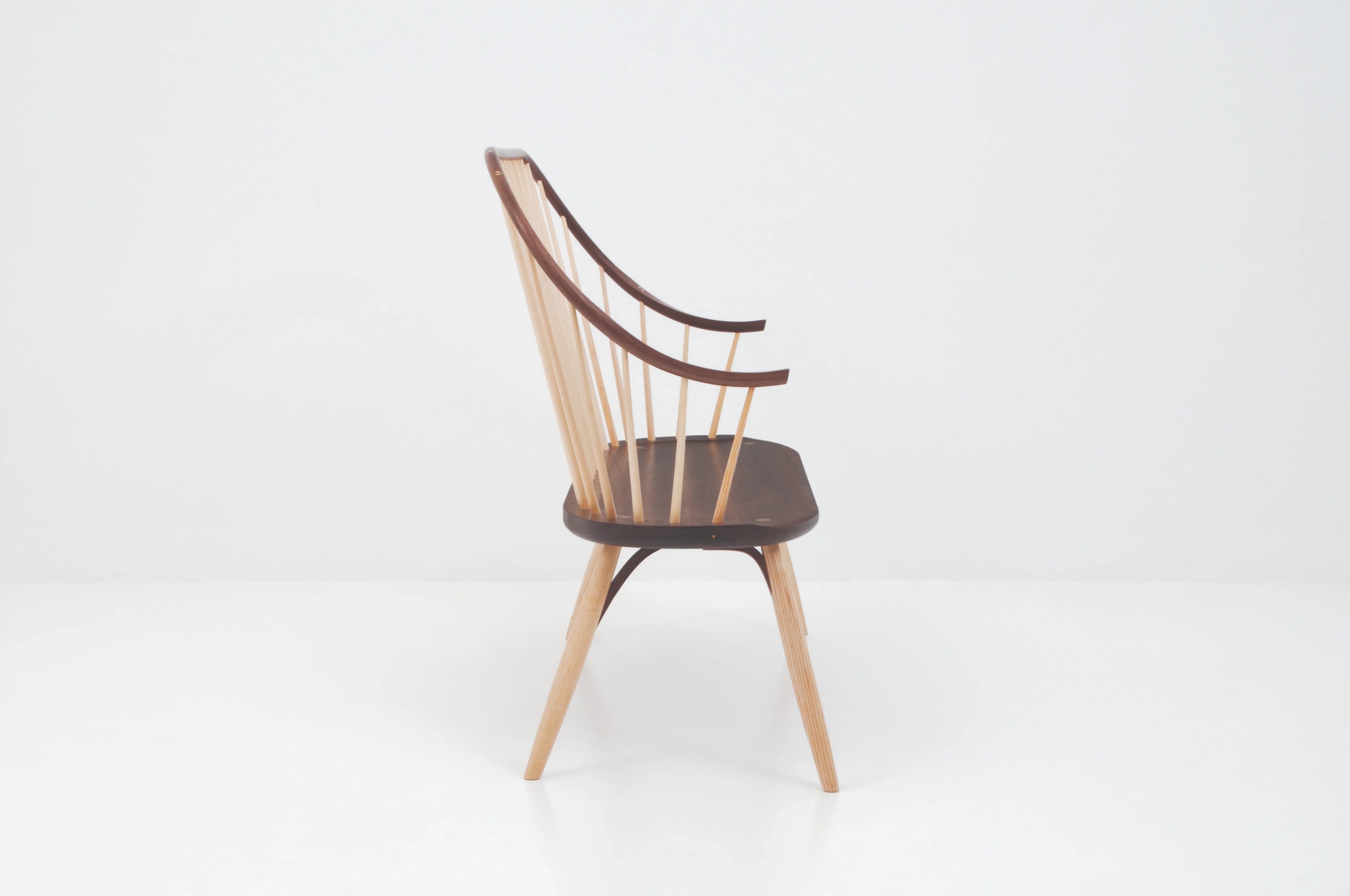 Banc avec accoudoirs – Conçu pour offrir le confort de la chaise dans une configuration pour deux personnes, le banc avec accoudoirs présente le même