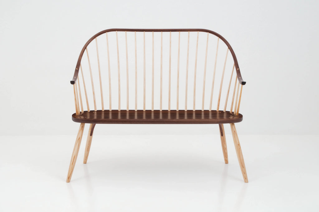 Banc avec accoudoirs – Conçu pour offrir le confort de la chaise dans une configuration pour deux personnes, le banc avec accoudoirs présente le même