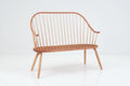 Banc avec accoudoirs – Conçu pour offrir le confort de la chaise dans une configuration pour deux personnes, le banc avec accoudoirs présente le même