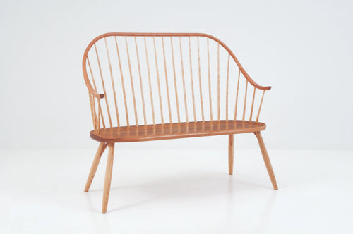 Banc avec accoudoirs – Conçu pour offrir le confort de la chaise dans une configuration pour deux personnes, le banc avec accoudoirs présente le même