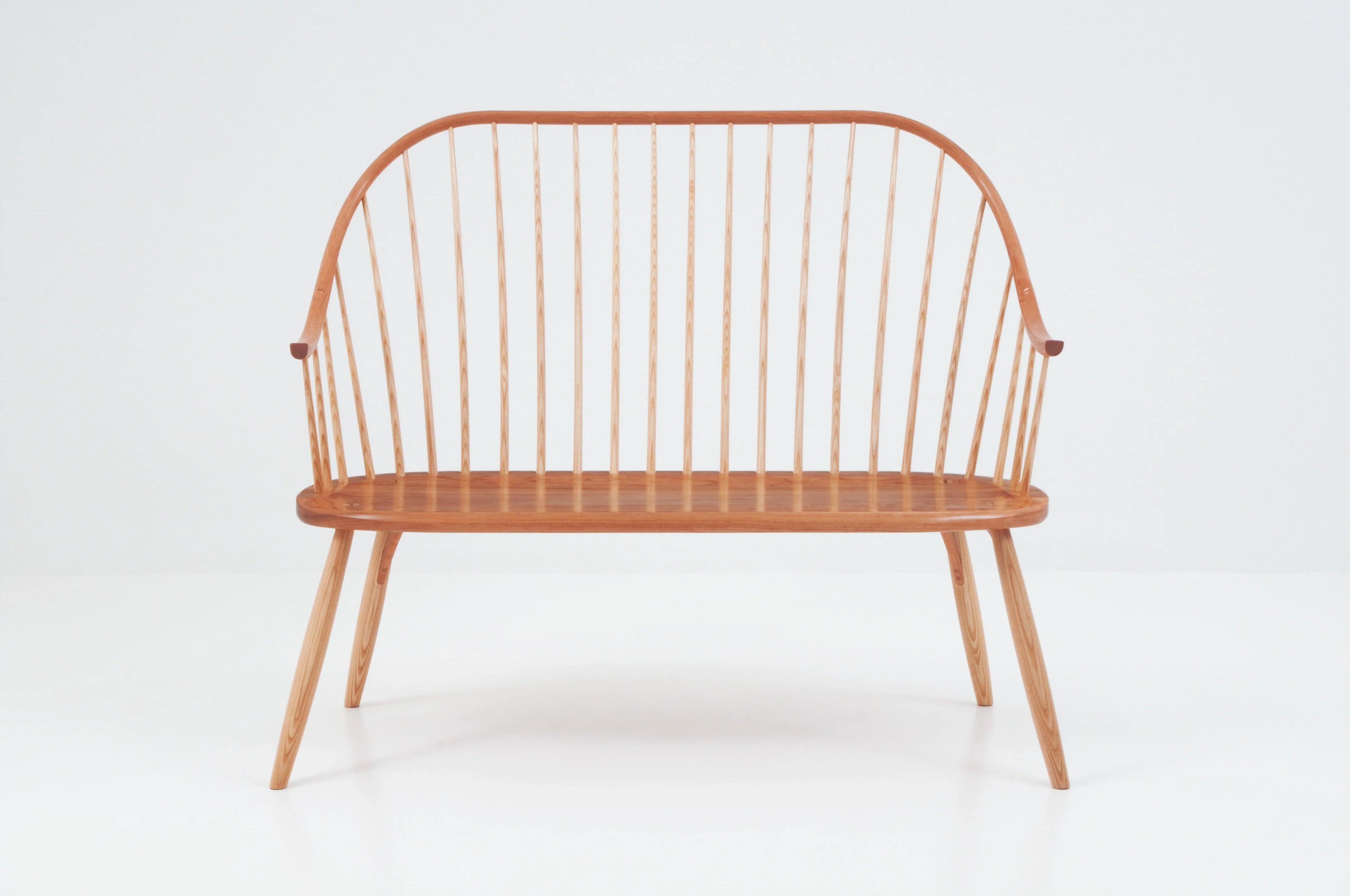 Banc avec accoudoirs – Conçu pour offrir le confort de la chaise dans une configuration pour deux personnes, le banc avec accoudoirs présente le même