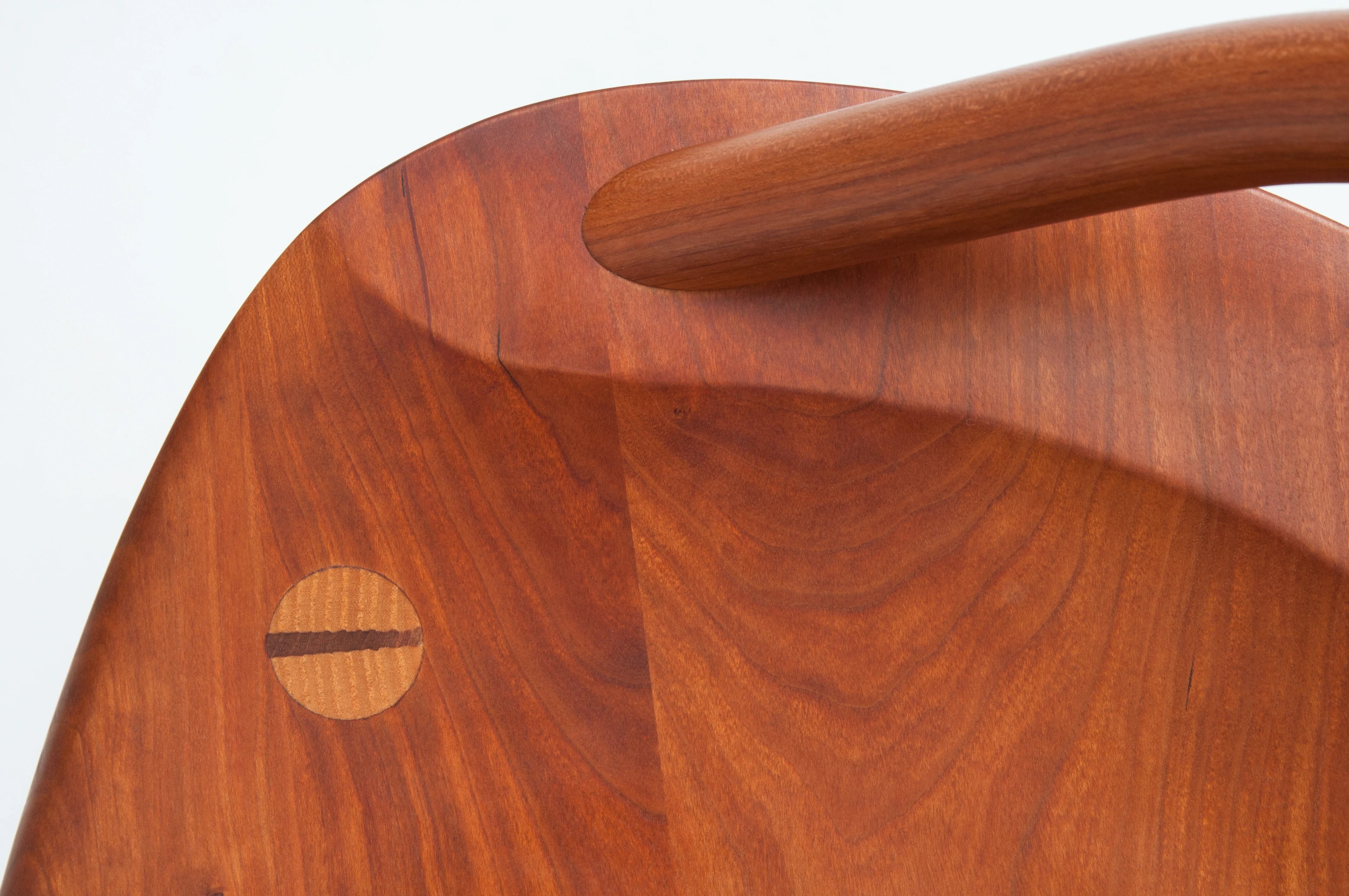 Tabouret Bowback - Le design et la robustesse du Tabouret Bowback ont été inspirés par l'association quotidienne de l'essence du