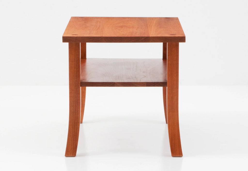 Table d'appoint - La table d'appoint s'inspire d'une chaise de véranda omniprésente après la Seconde Guerre mondiale.