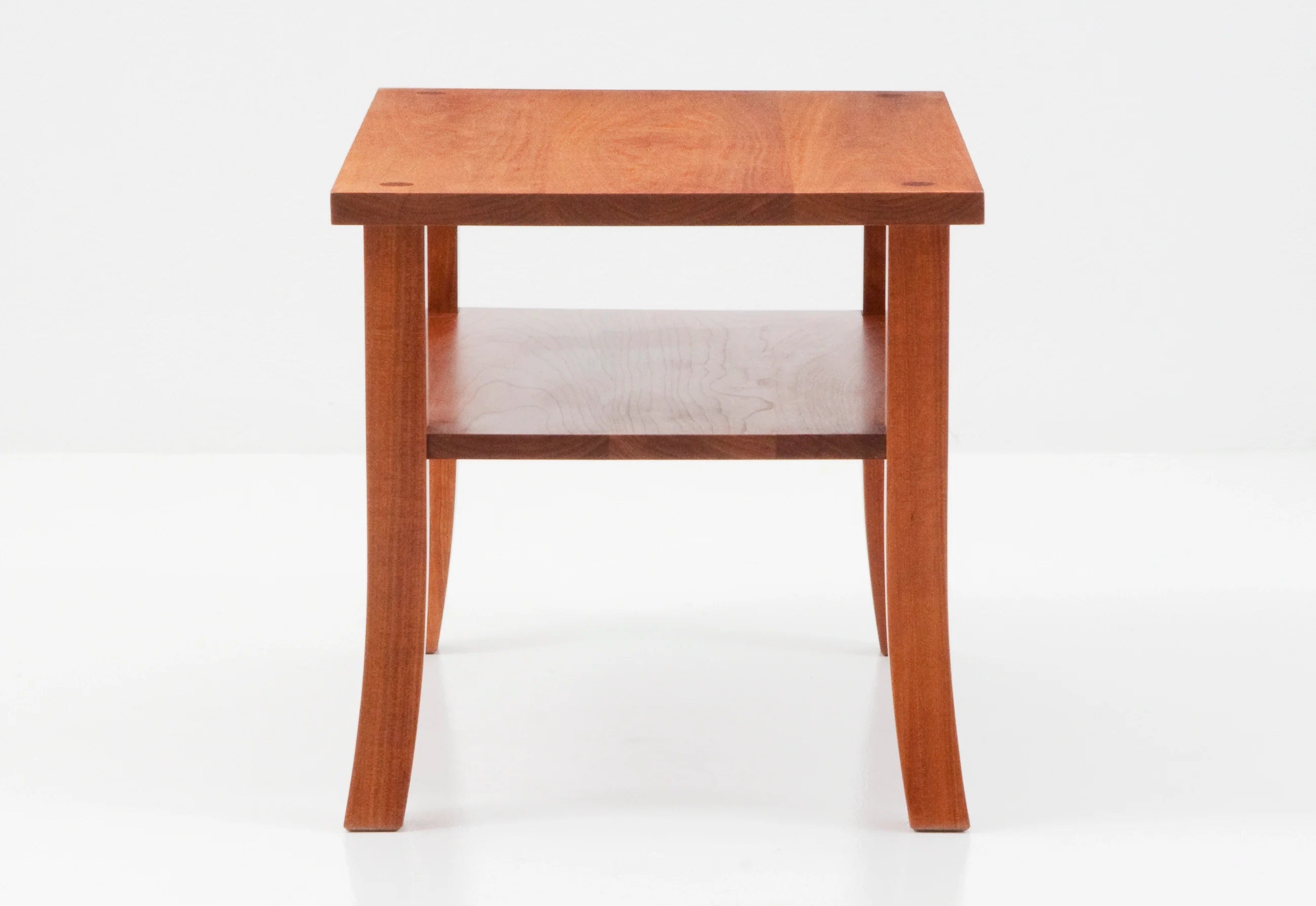 Table d'appoint - La table d'appoint s'inspire d'une chaise de véranda omniprésente après la Seconde Guerre mondiale.