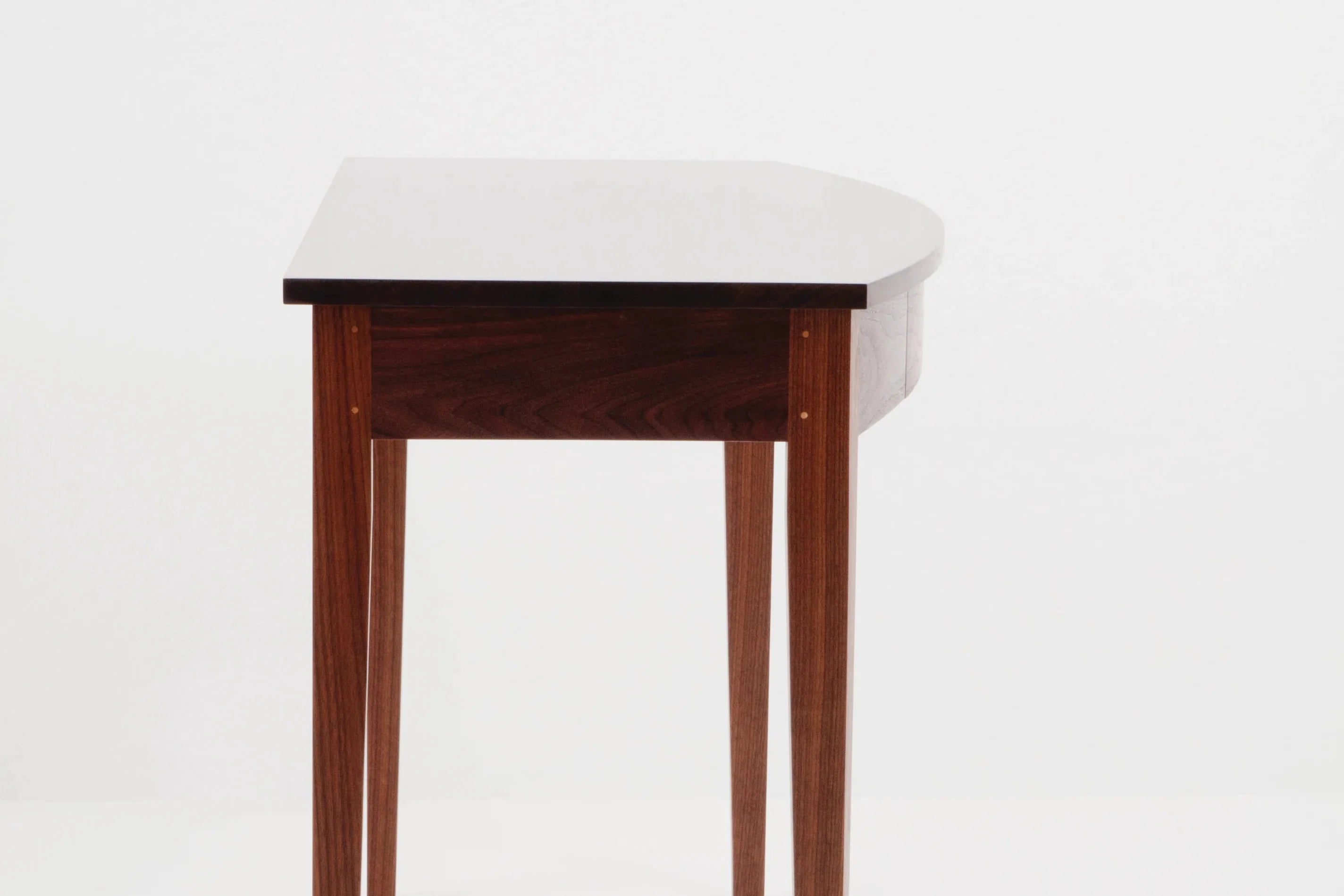 Table d'appoint galbée – La table d'appoint galbée polyvalente apporte une touche d'élégance à toute entrée, salle à manger ou chambre.