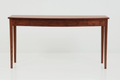 Table d'appoint galbée – La table d'appoint galbée polyvalente apporte une touche d'élégance à toute entrée, salle à manger ou chambre.