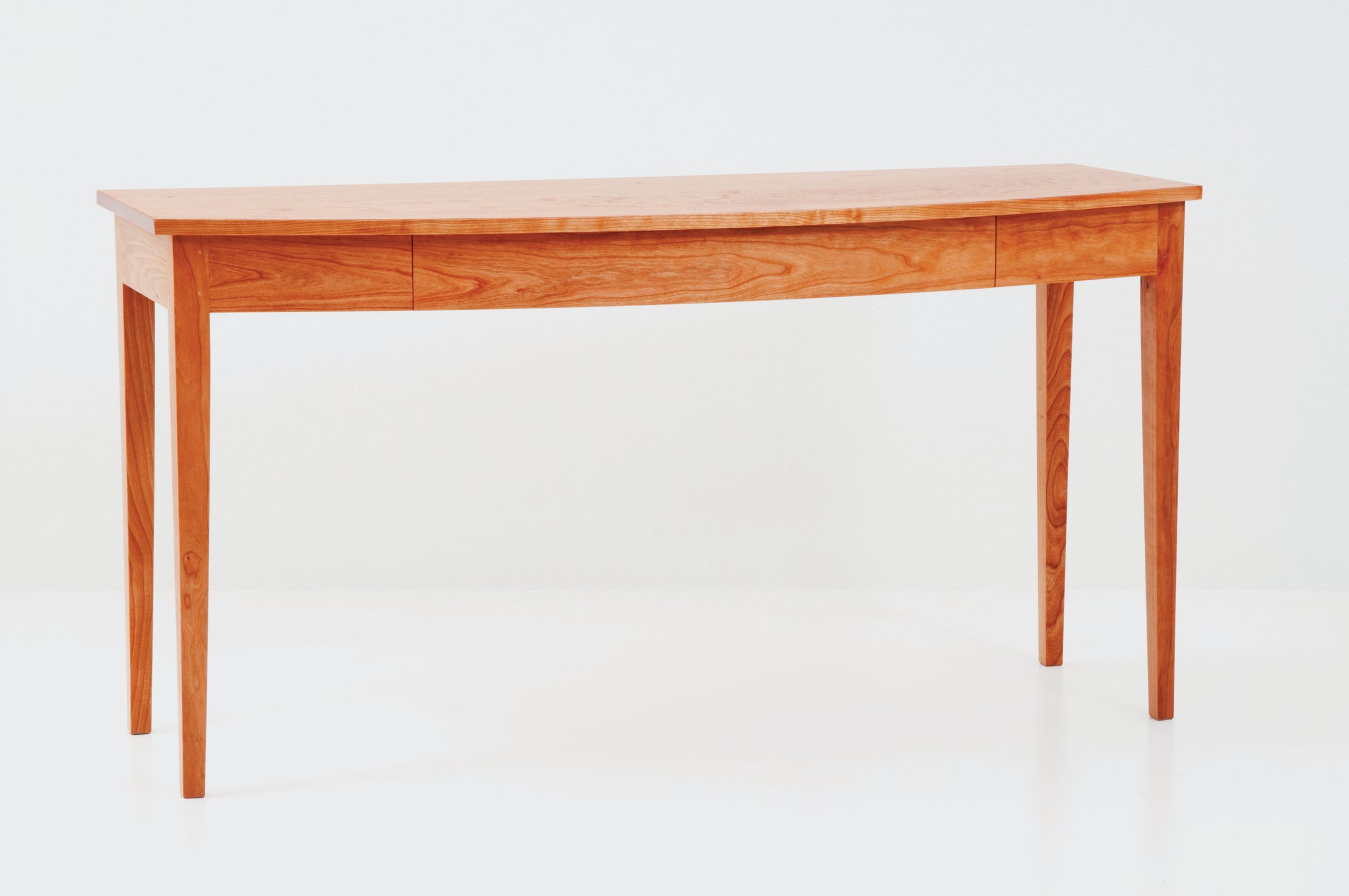 Table d'appoint galbée – La table d'appoint galbée polyvalente apporte une touche d'élégance à toute entrée, salle à manger ou chambre.