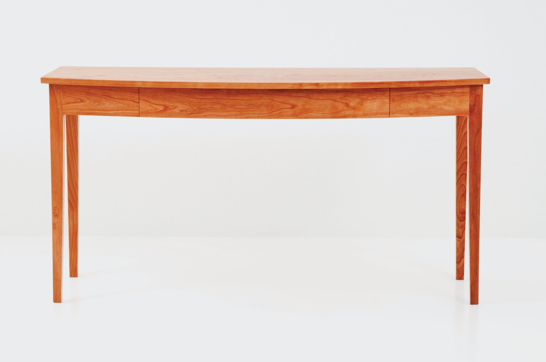 Table d'appoint galbée – La table d'appoint galbée polyvalente apporte une touche d'élégance à toute entrée, salle à manger ou chambre.