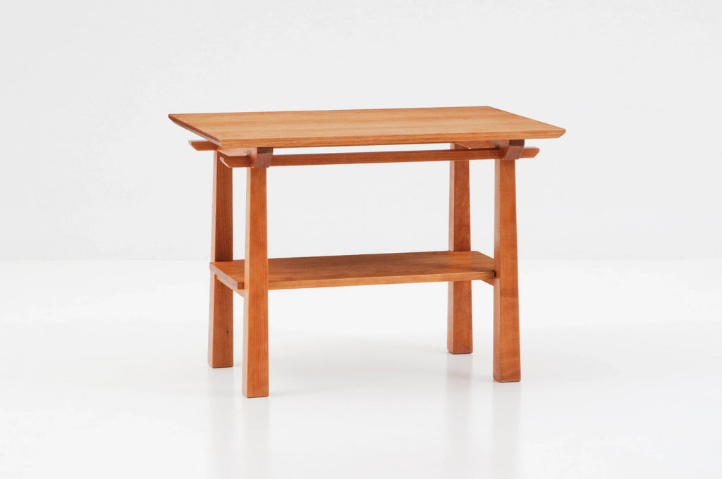 Table d'appoint - La table d'appoint s'inspire de l'esthétique Arts & Crafts popularisée au début du XXe siècle.