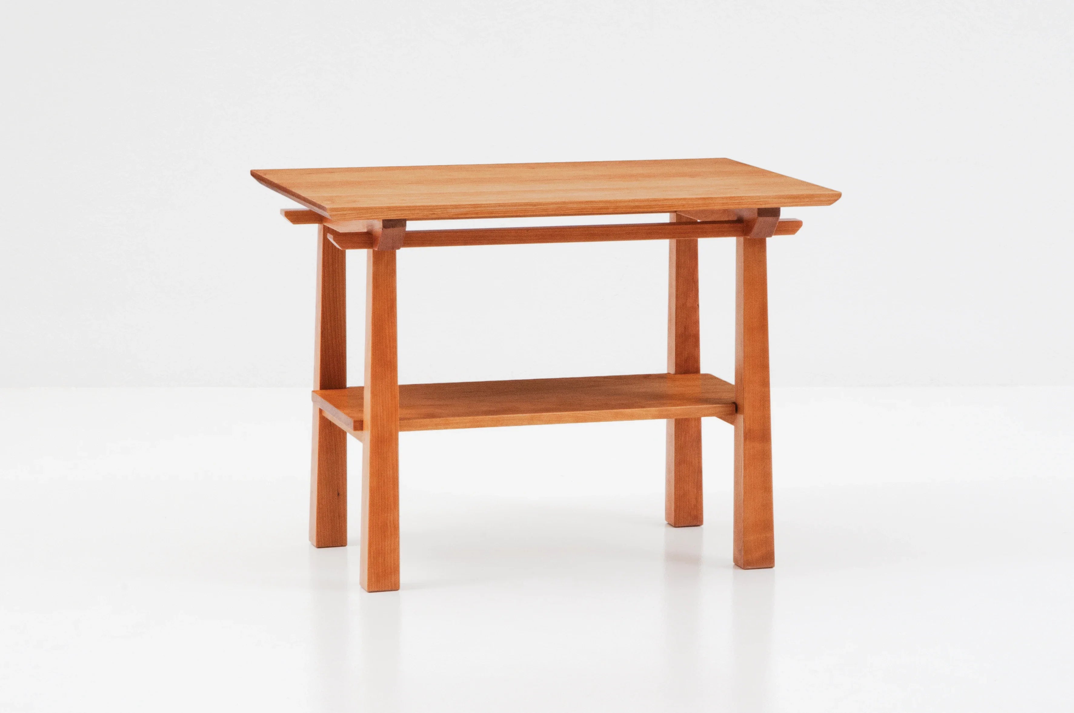 Table d'appoint - La table d'appoint s'inspire de l'esthétique Arts & Crafts popularisée au début du XXe siècle.