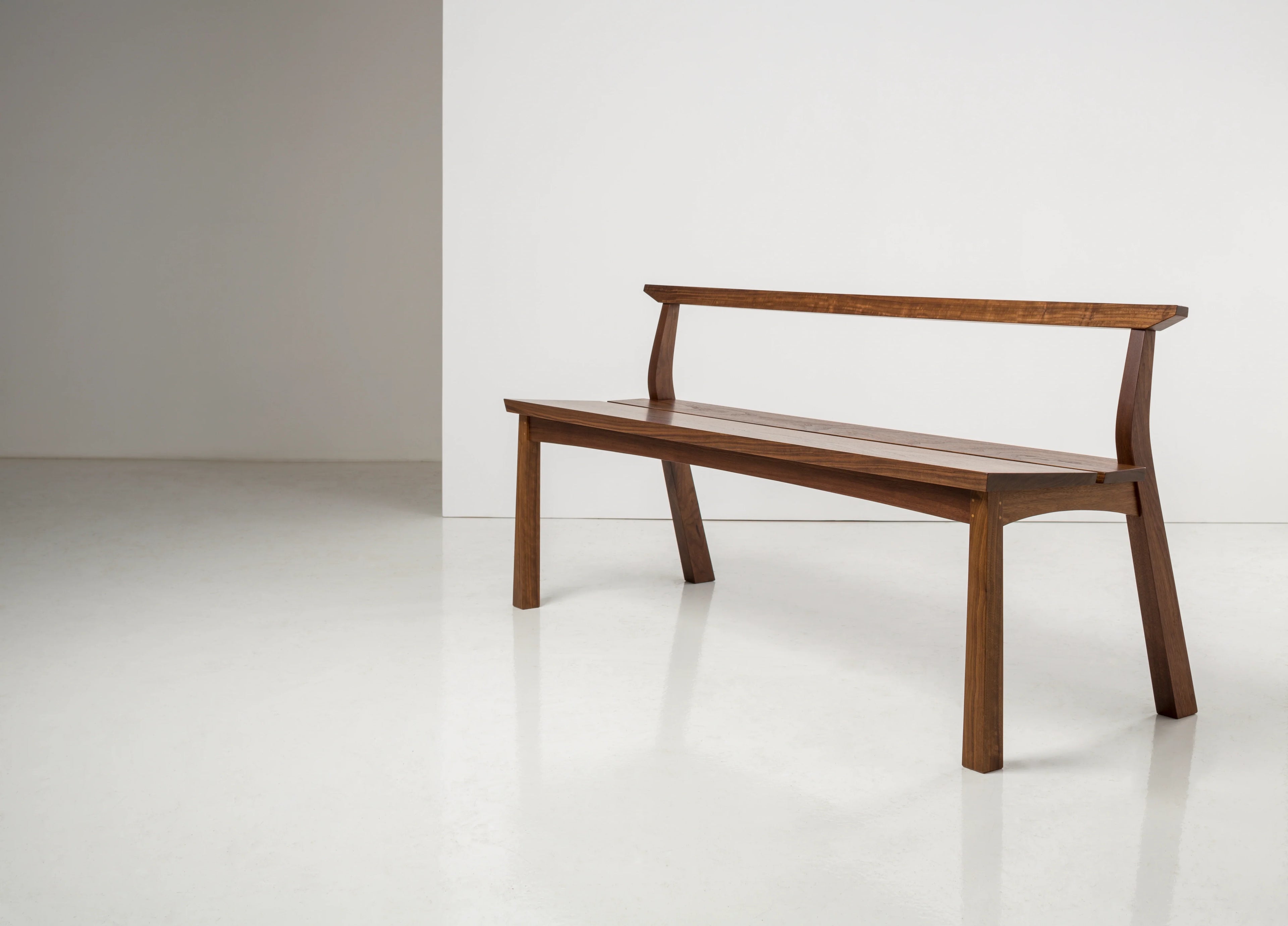 Banc - Tel un caractère calligraphique exprimé dans le bois, le banc ne cache pas son influence asiatique, avec