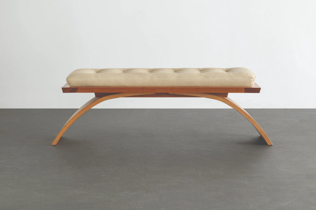 Banc de musée - Comme son travail, le banc fait plus avec moins, construit à partir de deux éléments simples et sophistiqués, et