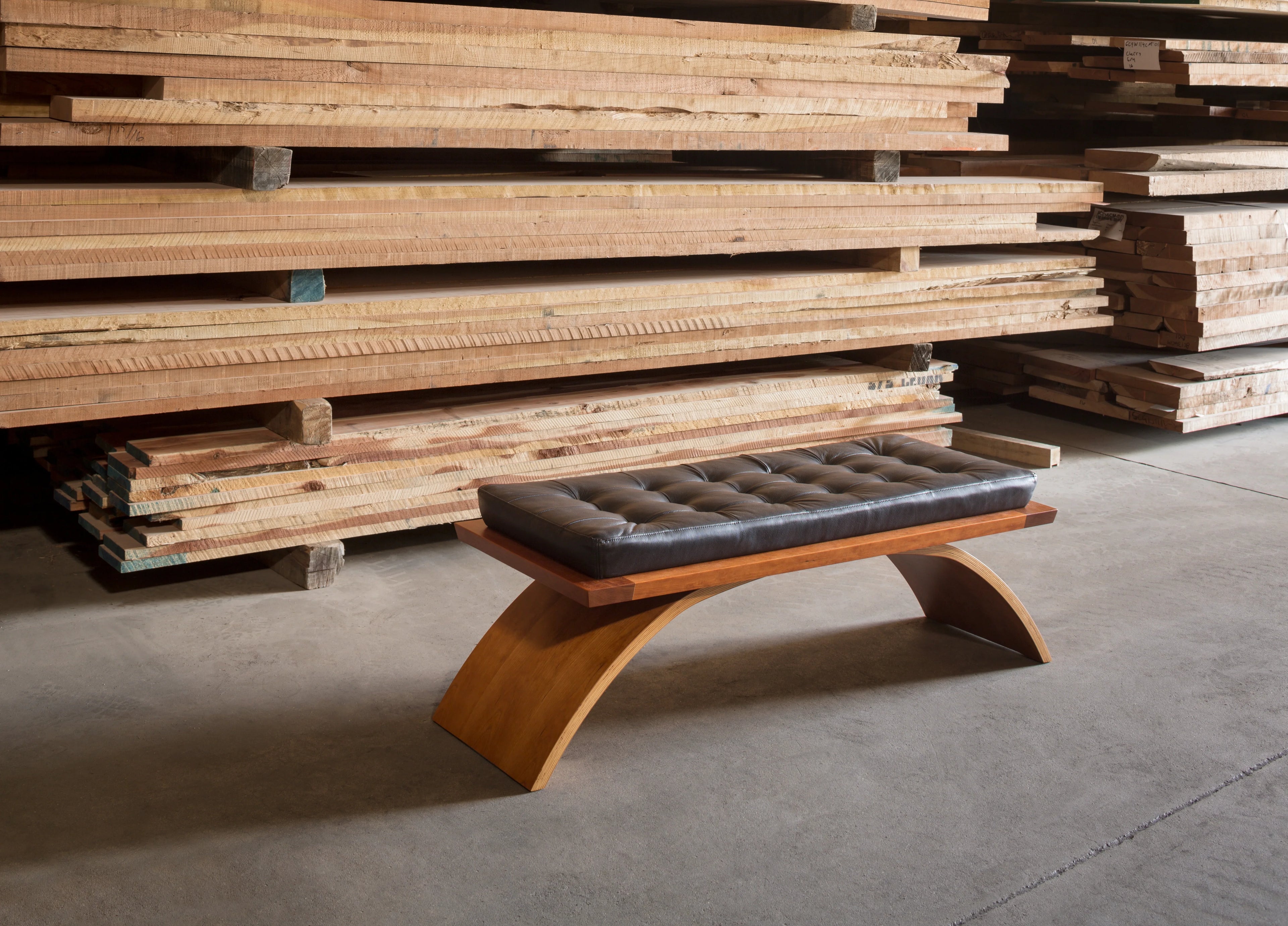 Banc de musée - Comme son travail, le banc fait plus avec moins, construit à partir de deux éléments simples et sophistiqués, et