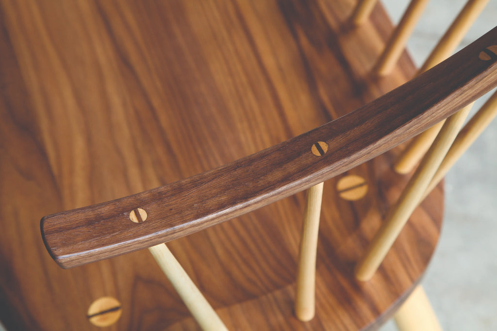 Banc avec accoudoirs – Conçu pour offrir le confort de la chaise dans une configuration pour deux personnes, le banc avec accoudoirs présente le même