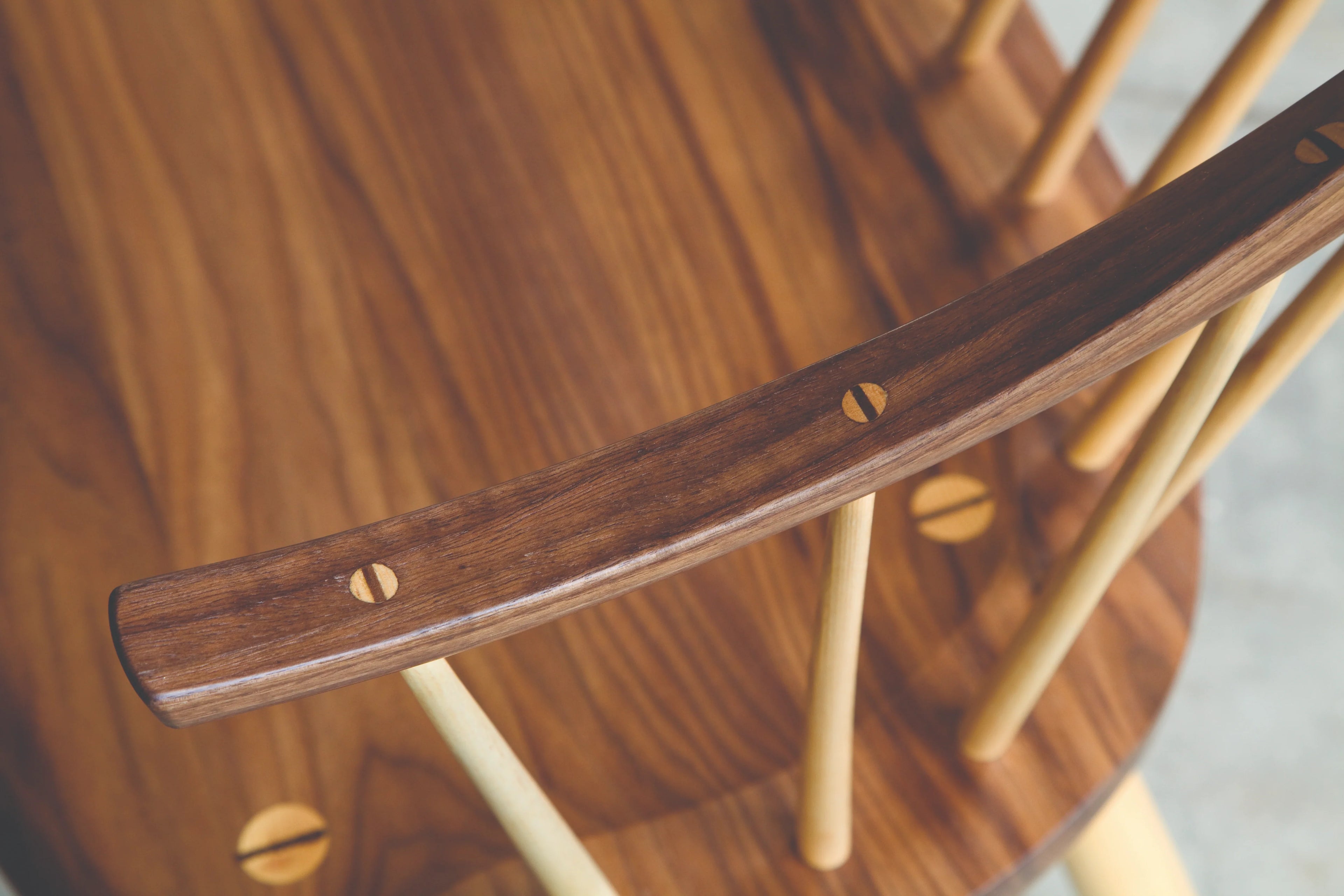 Banc avec accoudoirs – Conçu pour offrir le confort de la chaise dans une configuration pour deux personnes, le banc avec accoudoirs présente le même
