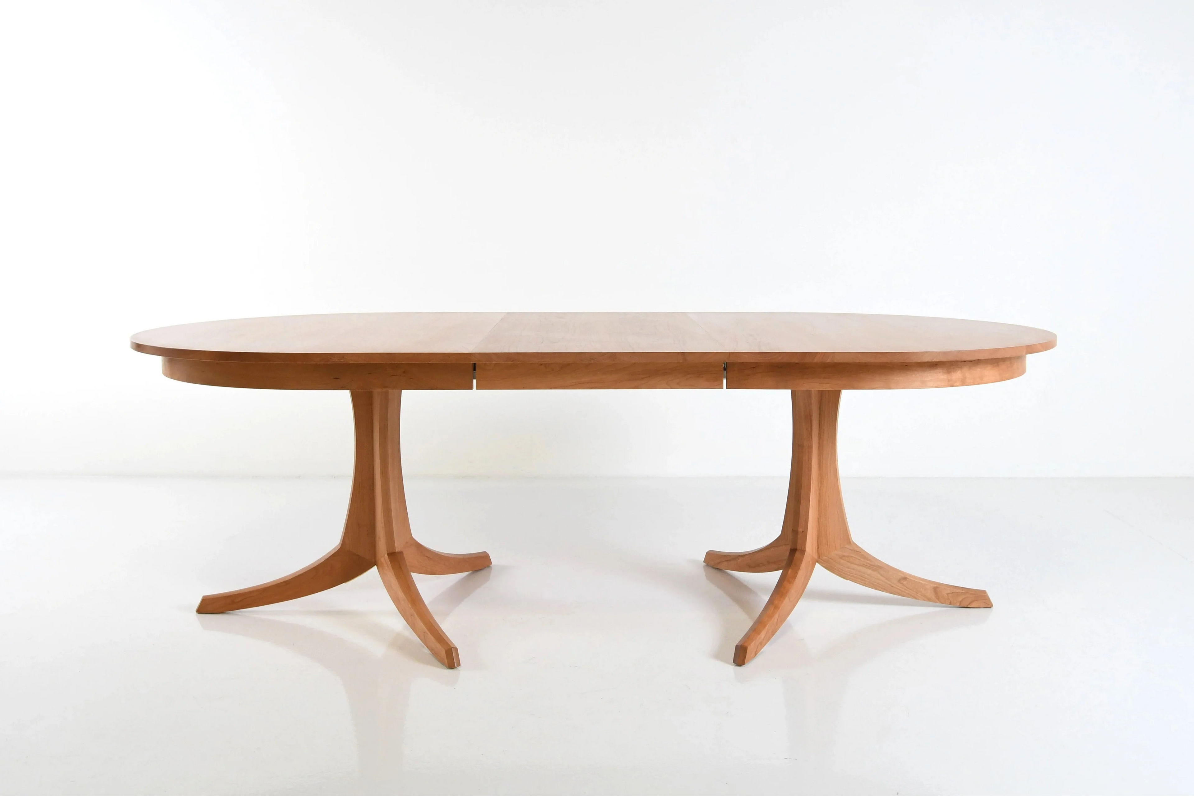 Table Georgetown - Double Piètement - La table Georgetown - Double Piètement repose sur une paire d'innovants pieds en bois dur