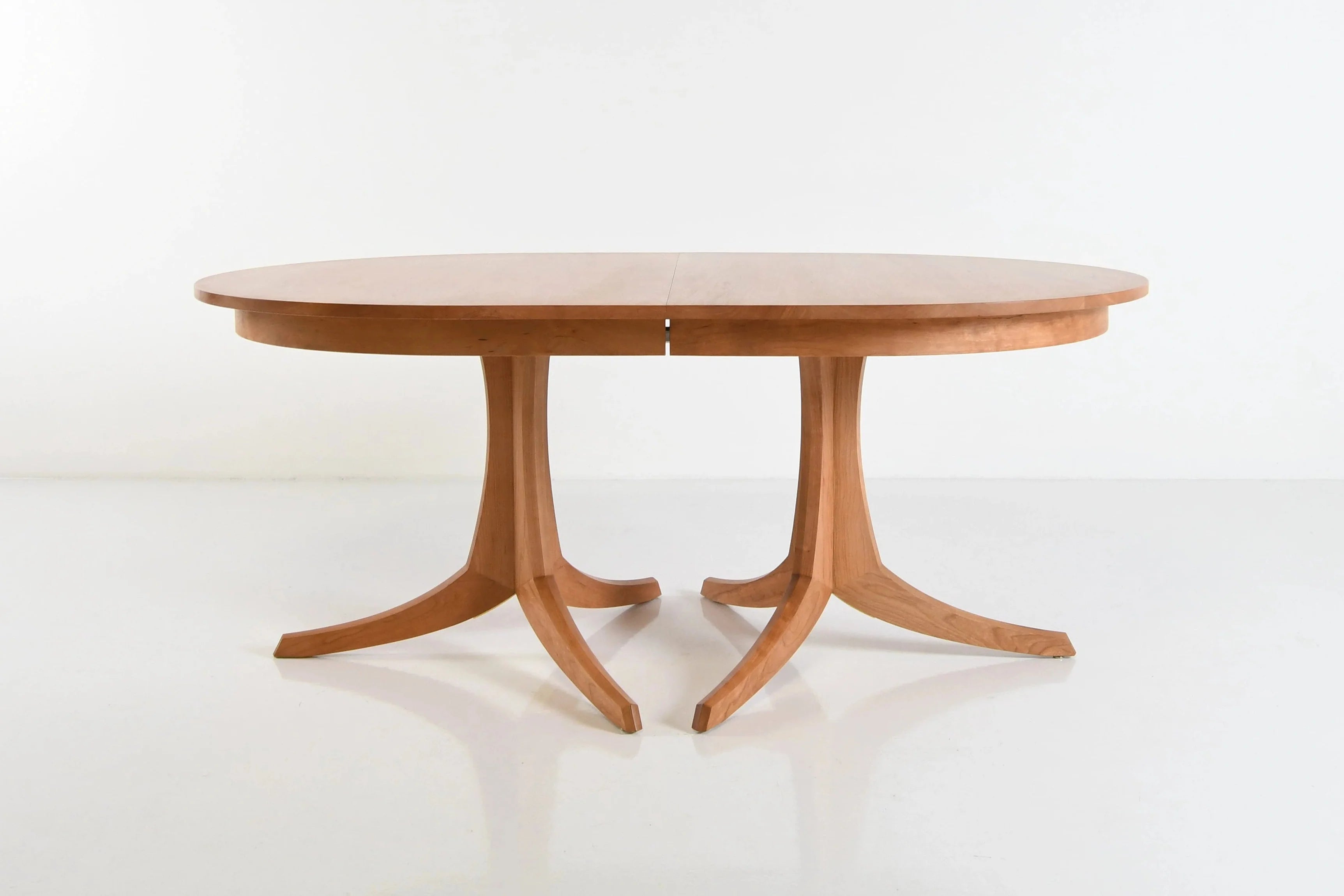 Table Georgetown - Double Piètement - La table Georgetown - Double Piètement repose sur une paire d'innovants pieds en bois dur
