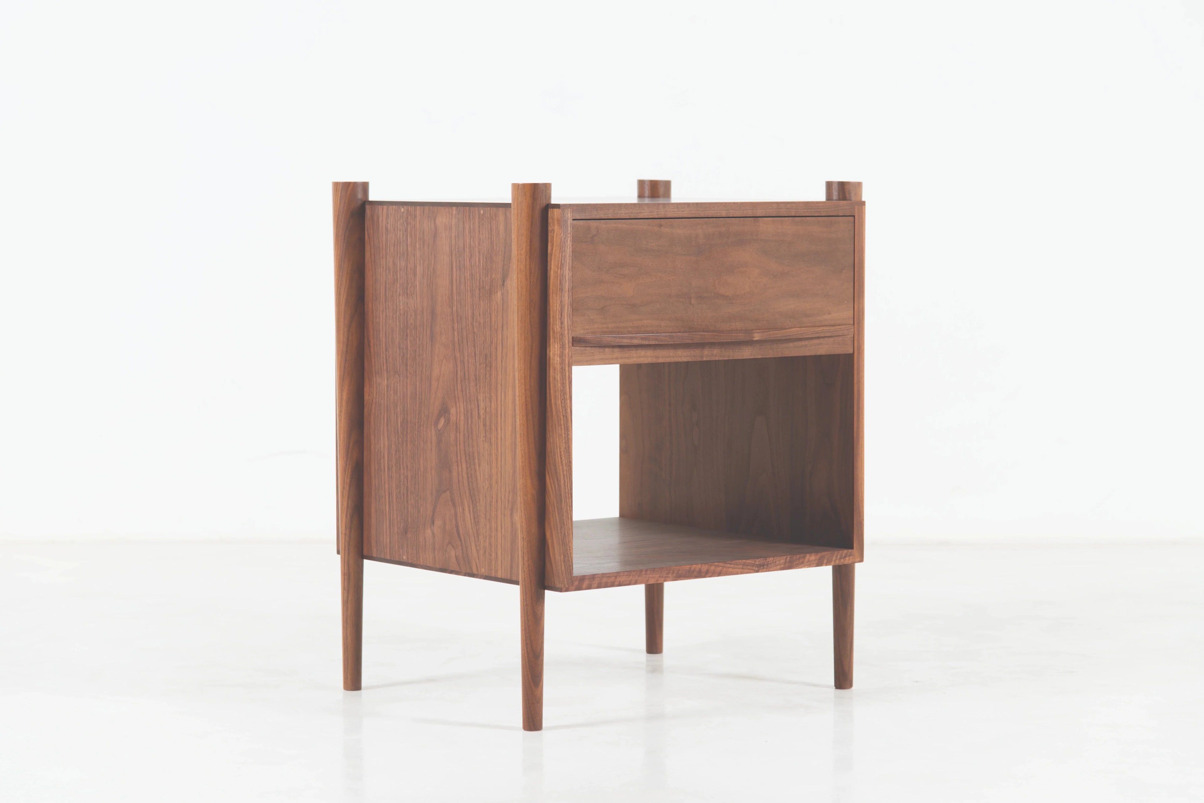 Table d'appoint Ellipse - Fabriquée avec des pieds tournés fuselés, la table d'appoint Ellipse utilise judicieusement le cerisier et le noyer