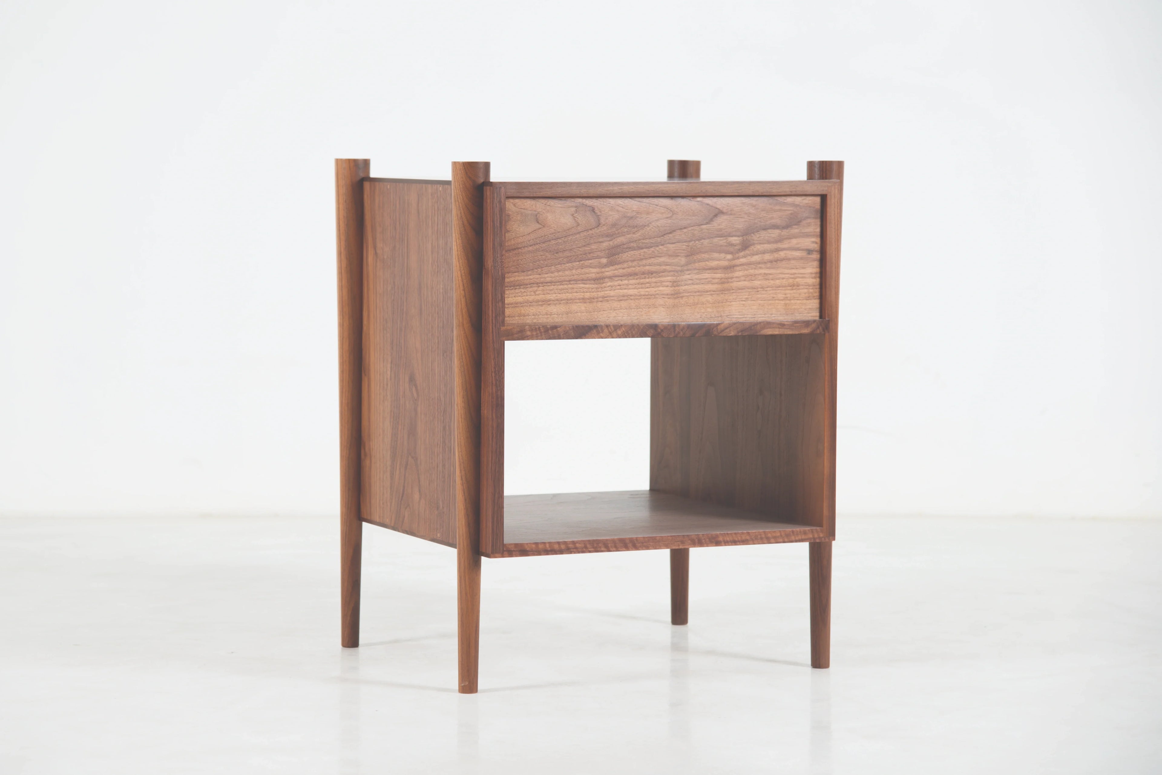 Table d'appoint Ellipse - Fabriquée avec des pieds tournés fuselés, la table d'appoint Ellipse utilise judicieusement le cerisier et le noyer