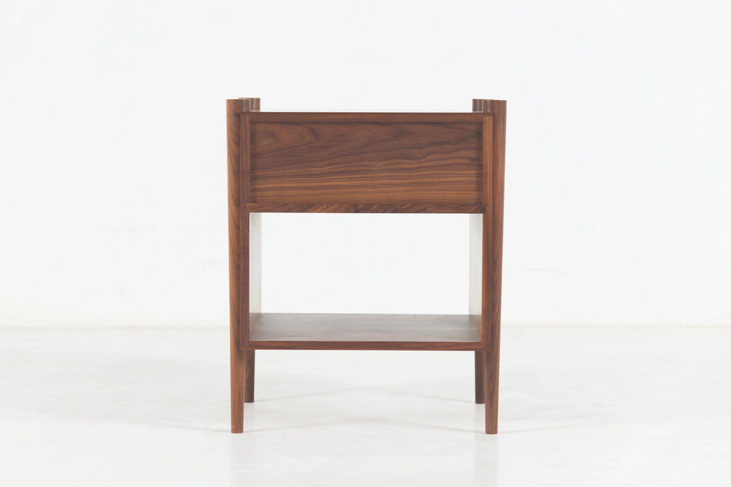 Table d'appoint Ellipse - Fabriquée avec des pieds tournés fuselés, la table d'appoint Ellipse utilise judicieusement le cerisier et le noyer