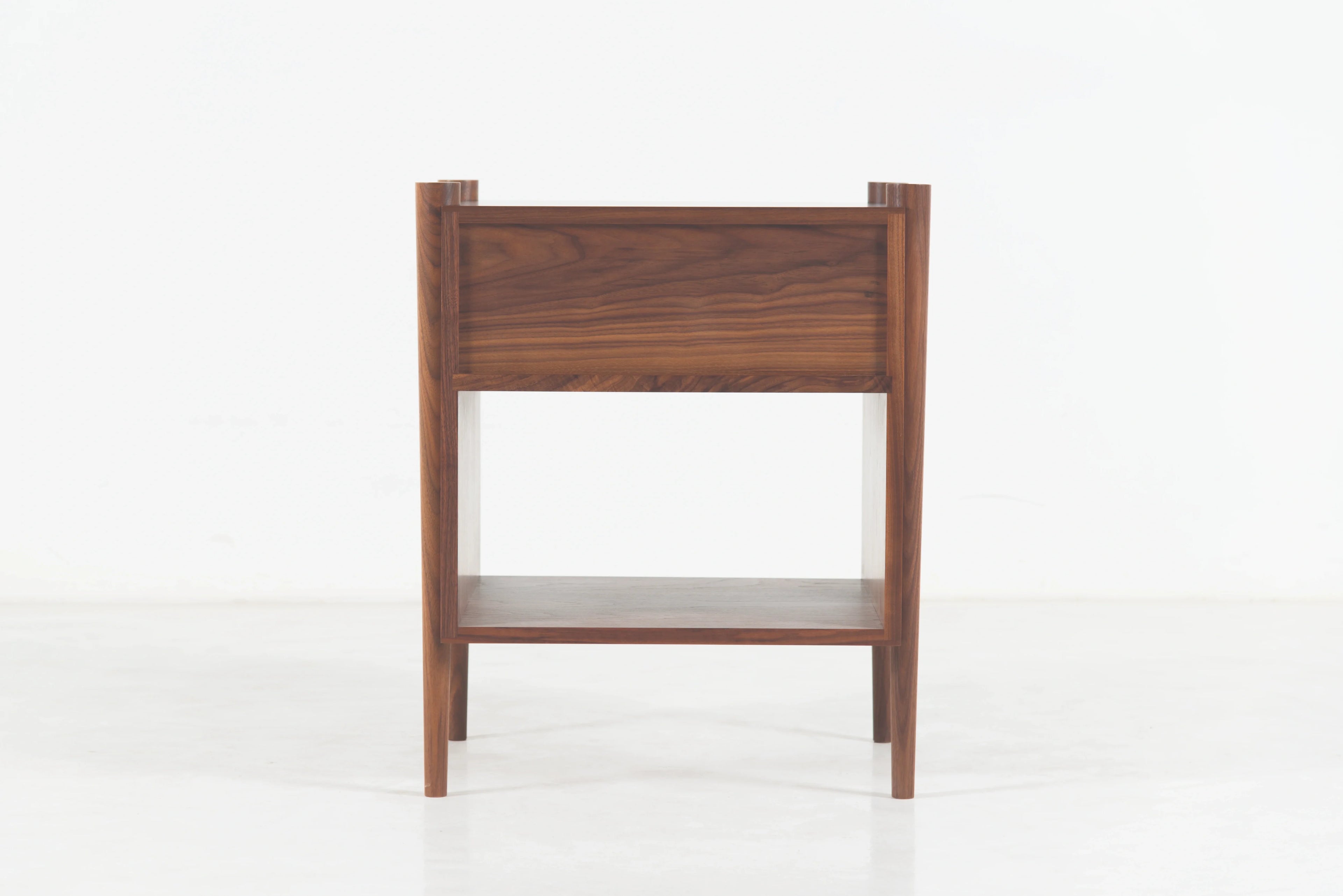 Table d'appoint Ellipse - Fabriquée avec des pieds tournés fuselés, la table d'appoint Ellipse utilise judicieusement le cerisier et le noyer