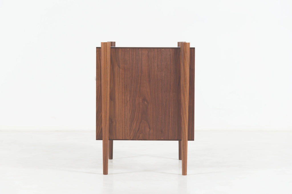 Table d'appoint Ellipse - Fabriquée avec des pieds tournés fuselés, la table d'appoint Ellipse utilise judicieusement le cerisier et le noyer