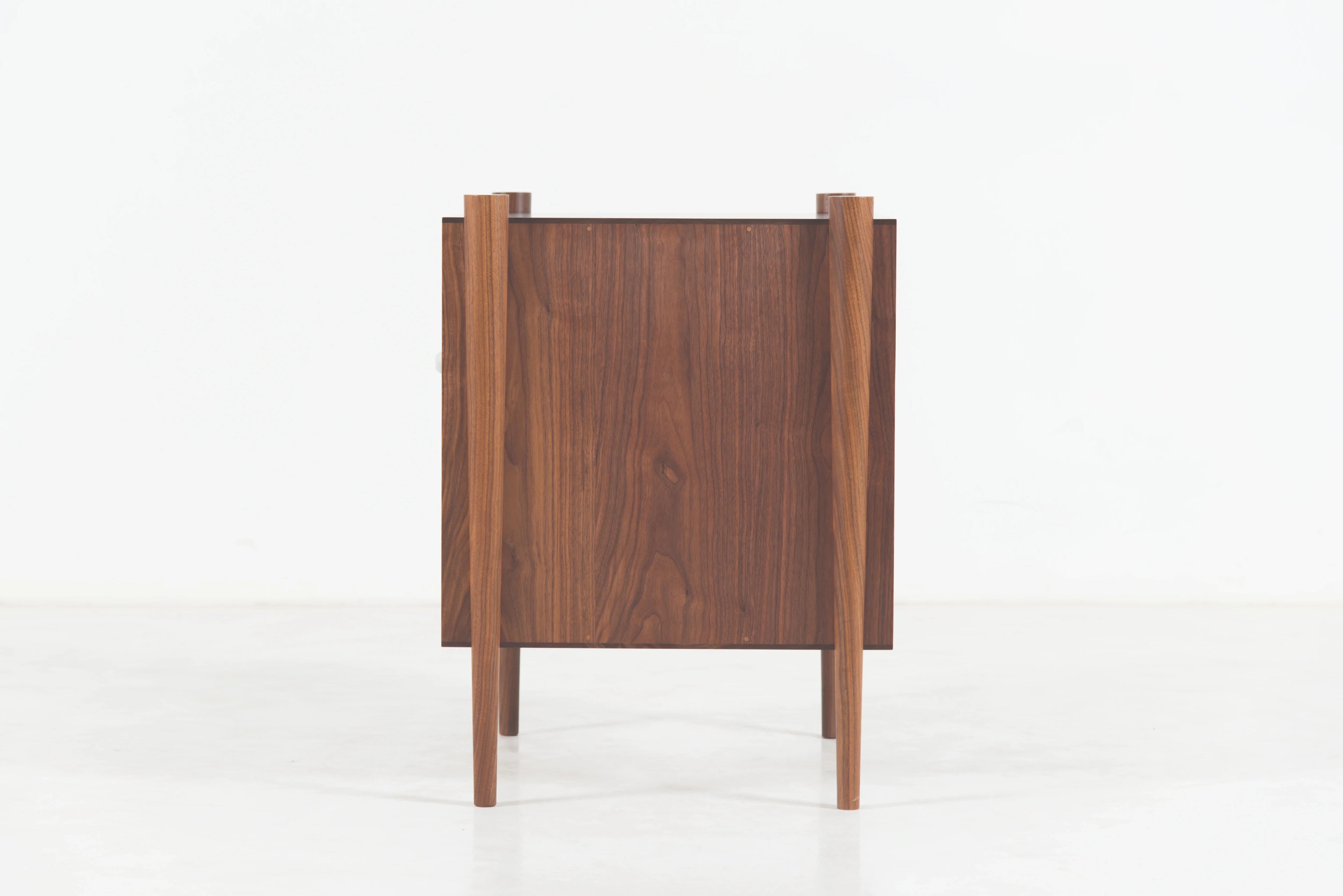 Table d'appoint Ellipse - Fabriquée avec des pieds tournés fuselés, la table d'appoint Ellipse utilise judicieusement le cerisier et le noyer