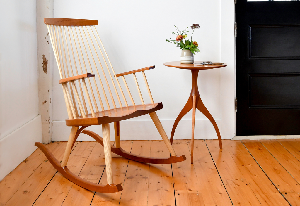 Fauteuil à bascule New Gloucester - Le résultat est une intégration réfléchie du frêne et du cerisier ou du noyer avec des lignes simples, et