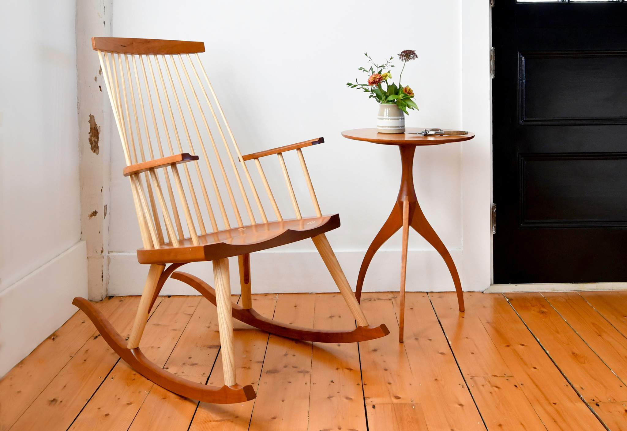 Fauteuil à bascule New Gloucester - Le résultat est une intégration réfléchie du frêne et du cerisier ou du noyer avec des lignes simples, et