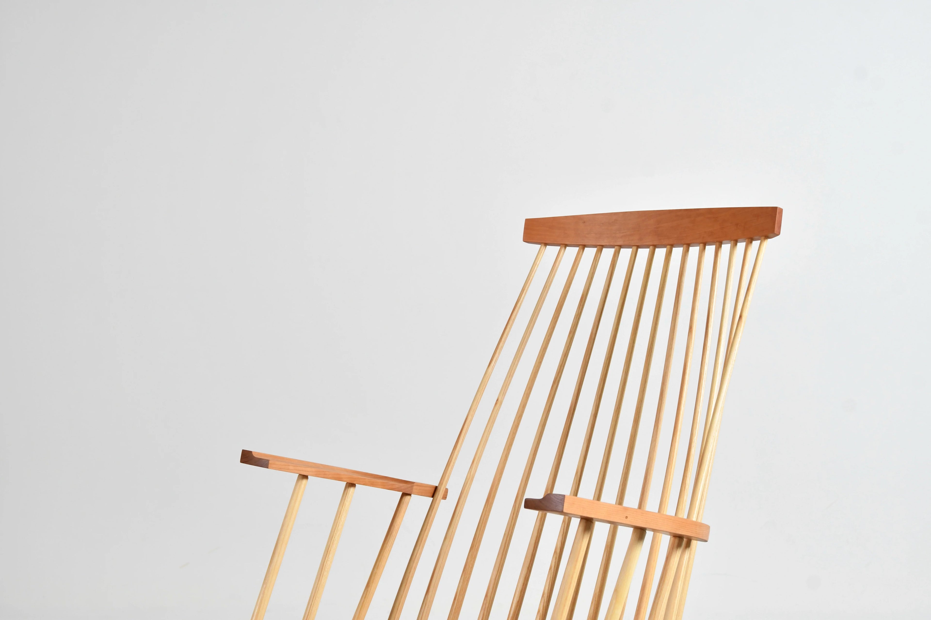 Fauteuil à bascule New Gloucester - Le résultat est une intégration réfléchie du frêne et du cerisier ou du noyer avec des lignes simples, et