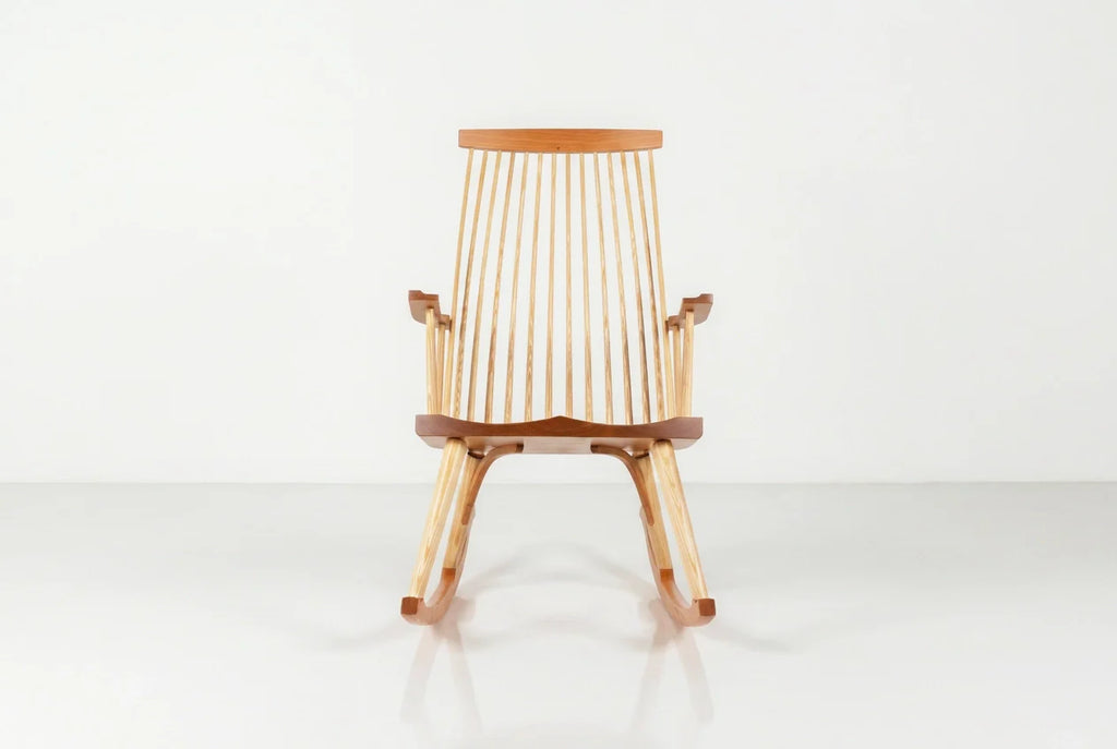 Fauteuil à bascule New Gloucester - Le résultat est une intégration réfléchie du frêne et du cerisier ou du noyer avec des lignes simples, et
