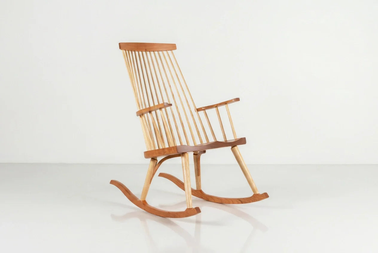 Fauteuil à bascule New Gloucester - Le résultat est une intégration réfléchie du frêne et du cerisier ou du noyer avec des lignes simples, et